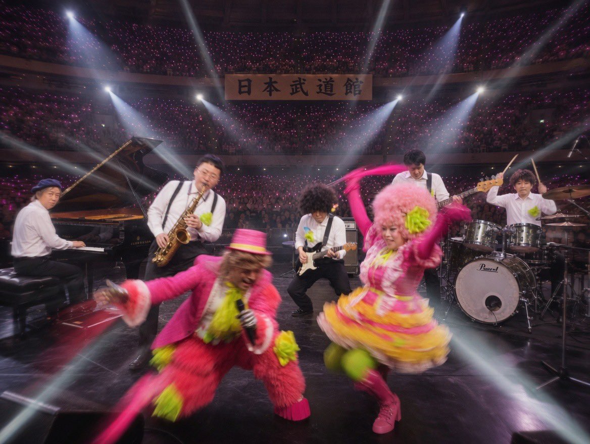 rmnsq's tweet photo. さらに何曲か演奏シーンをお願いしたら最終的にサンタクロースみたいな服を着せられてた。 https://t.co/B2xRVJzNwx
