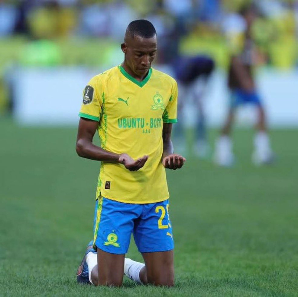 MakhubuSimanga's tweet photo. The way Devine Lunga has been utilised at Sundowns has been interesting. It highlights the importance of having different player profiles in same position (different flavors)
In critical #CAFL fixtures,they shift from
Offensive LB ➡️ defensive LB https://t.co/78OQGrdaWB