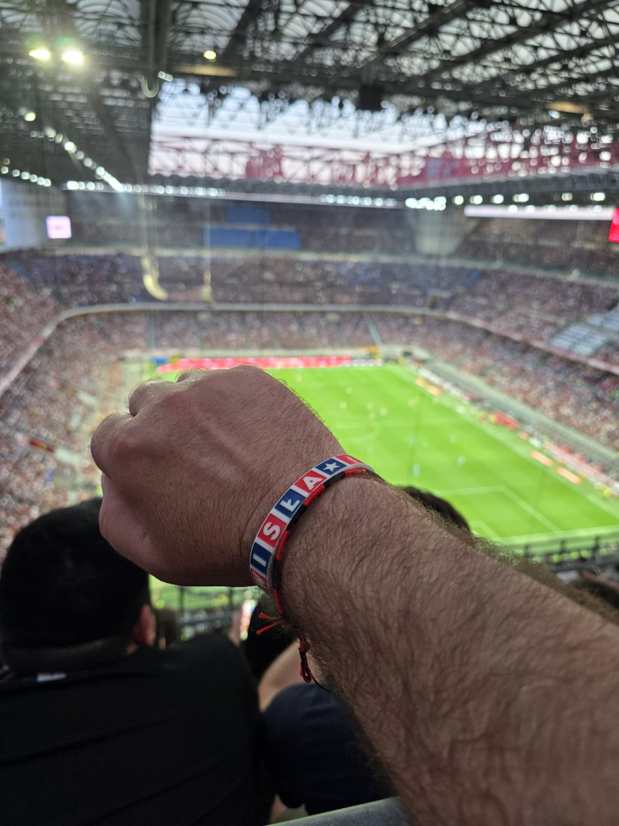 marciniada's tweet photo. San Siro Forza Milan https://t.co/VcACUyjPLN