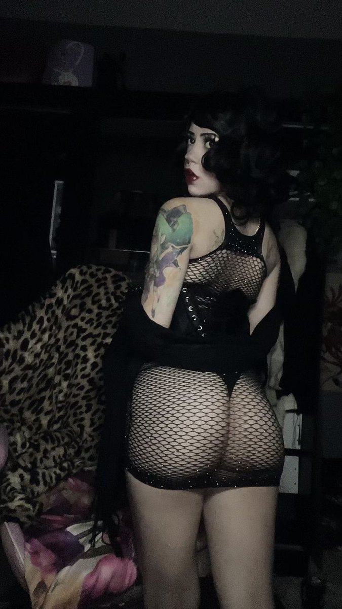Girlmachineee's tweet photo. Andam por onde esse domingo?🖤 https://t.co/R0qoqoQy3T