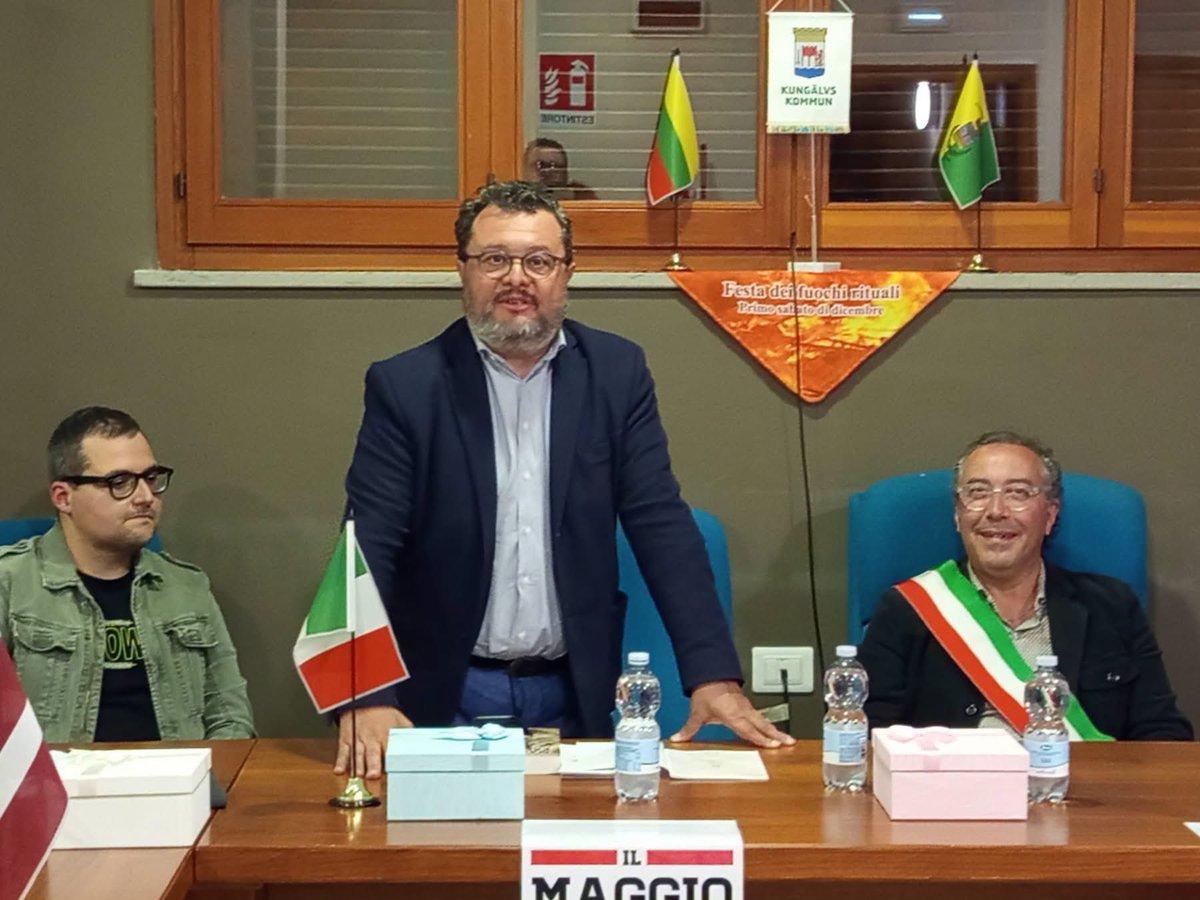 AngeloRadica's tweet photo. Nelle  foto la presentazione del libro “Mani callose” di Mario Troilo all’interno della manifestazione “Il Maggio dei libri” organizzata nel Comune di Perano dal Sindaco Gianni Bellisario e dall’Assessore alla Cultura Egisto Rossetti https://t.co/xo9egUE8Ce