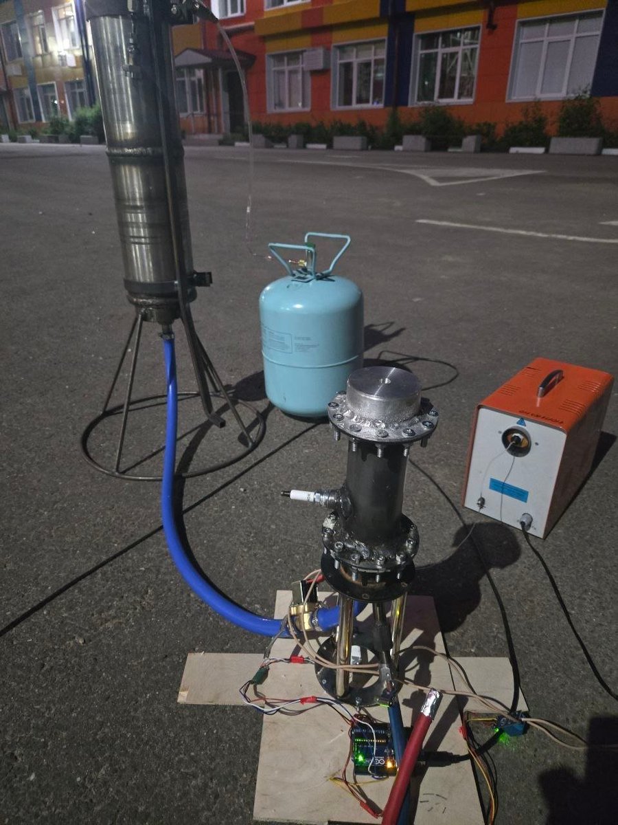 m_shneyderman's tweet photo. 18 y.o. physics student at MIPT. Built a liquid rocket engine (LOX + isopropanol, 20 kgf thrust) in 2 months. CFD simulation before metal. Weld failed 1 hour before the test. Came back the next morning and aced the exam. Not stopping. https://t.co/zG3UXF96cB