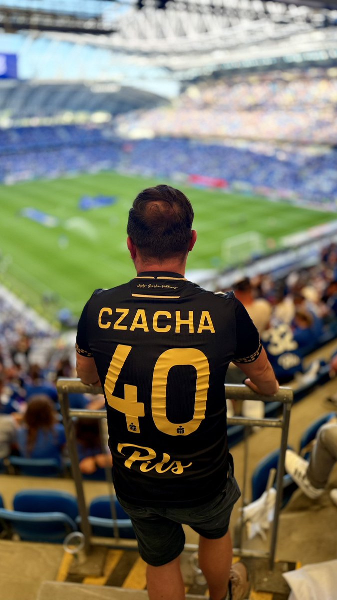 Czecholek's tweet photo. Miałem piękny sen, kiedy spałem po mistrzowskiej fecie. Śniło mi się, że byliśmy na każdym domowym meczu Lecha i każdym wyjazdowym 💙🤍 Miłości do Lecha, nie mierzymy w kilometrach ⭐️@LechPoznan @KolejowyKlubLP Dziękujemy za ten sezon! Widzimy się w kolejnym. https://t.co/412coGSwMZ