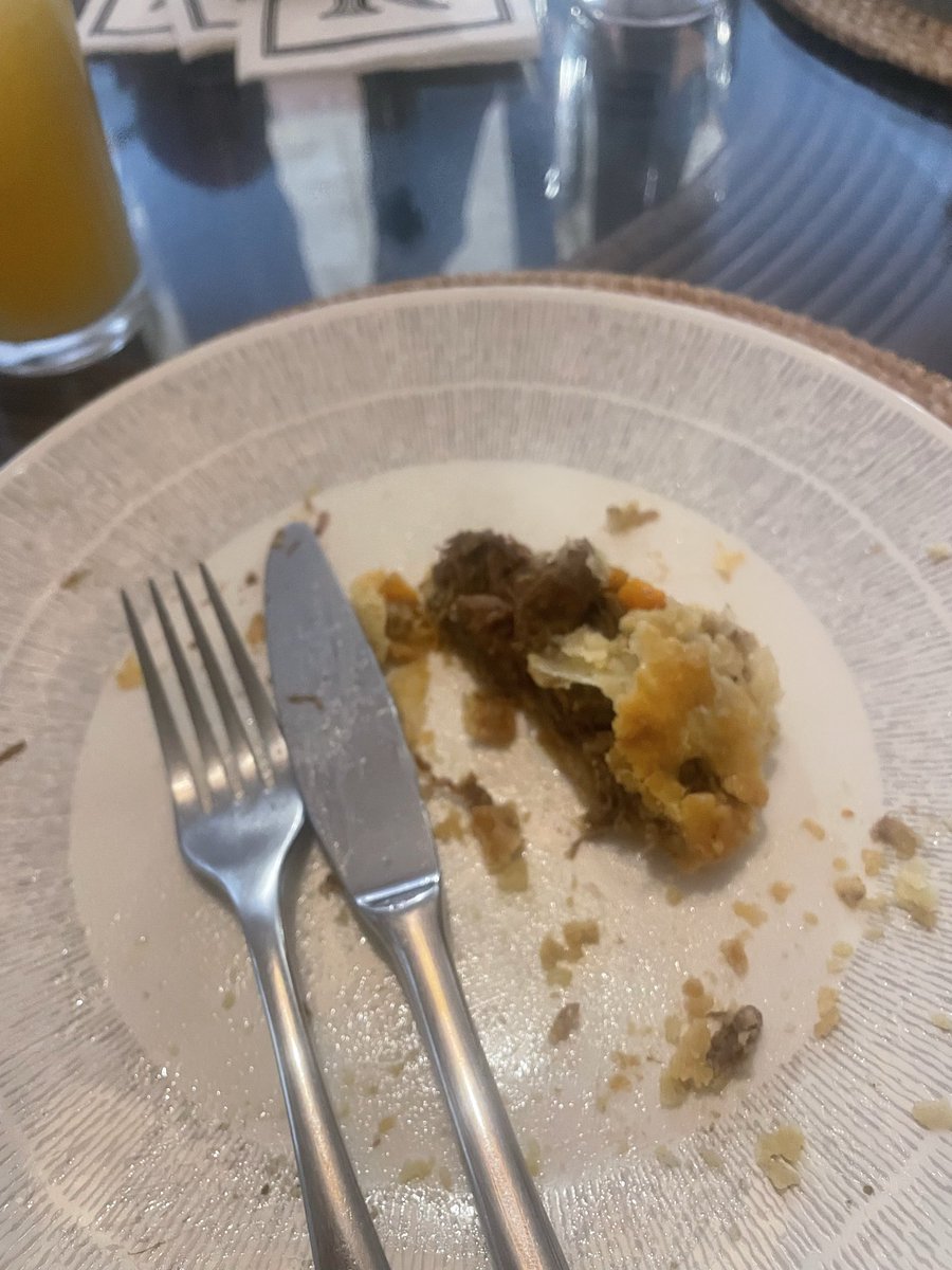 Sammy_Snakes's tweet photo. Couldn’t be in London today to enjoy @Arsenal - so tried to bring a little slice of London to me. Champions! ￼❤️🏆￼#COYG https://t.co/W3QVzuKT1f