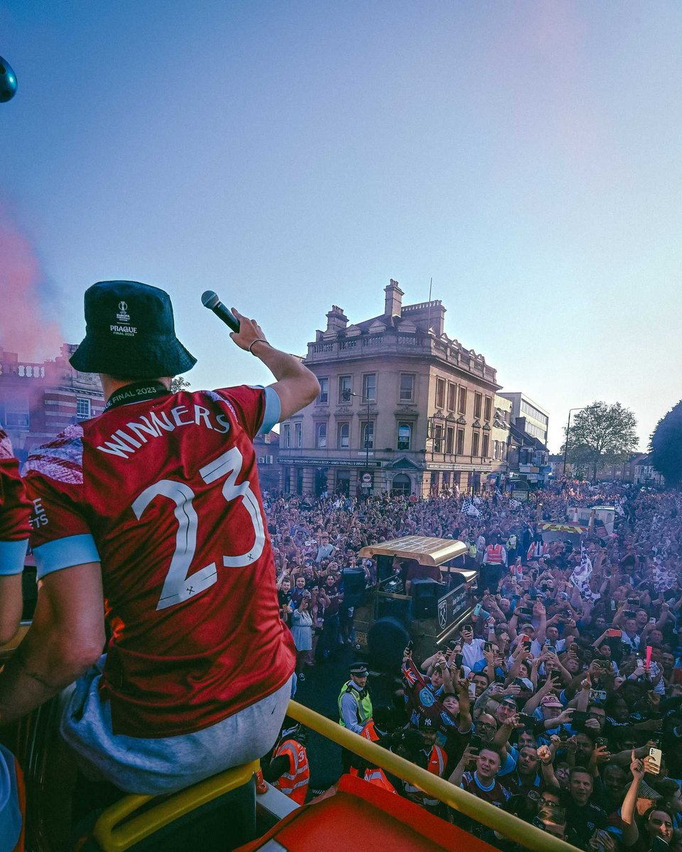 yunotorious's tweet photo. i’m forever blowing bubbles
pretty bubbles in the air
they fly so high
they reach the sky

and like my dreams they fade and die!
fortunes always hiding
i’ve looked everywhere
i’m forever blowing bubbles
pretty bubbles in the air!
united!
united!

🥺 https://t.co/08J5LAisaa