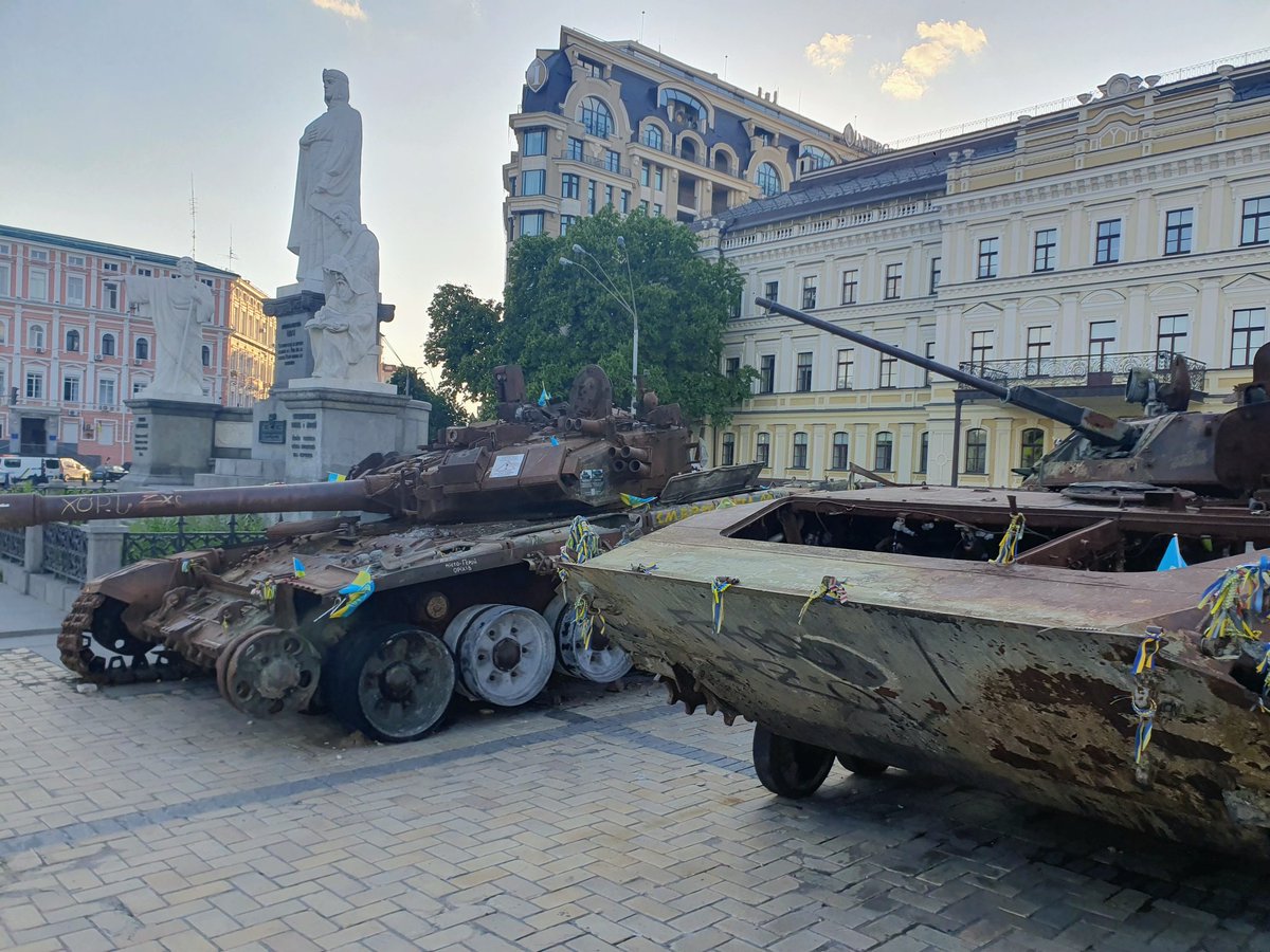 melander_erik's tweet photo. Heartbreakingly beautiful evening in Kyiv after one of the most extensive attacks on the city since the start of Russia's full-scale invasion. My deepest respect to the unbreakable people of Ukraine. https://t.co/ekM1N4pA3S