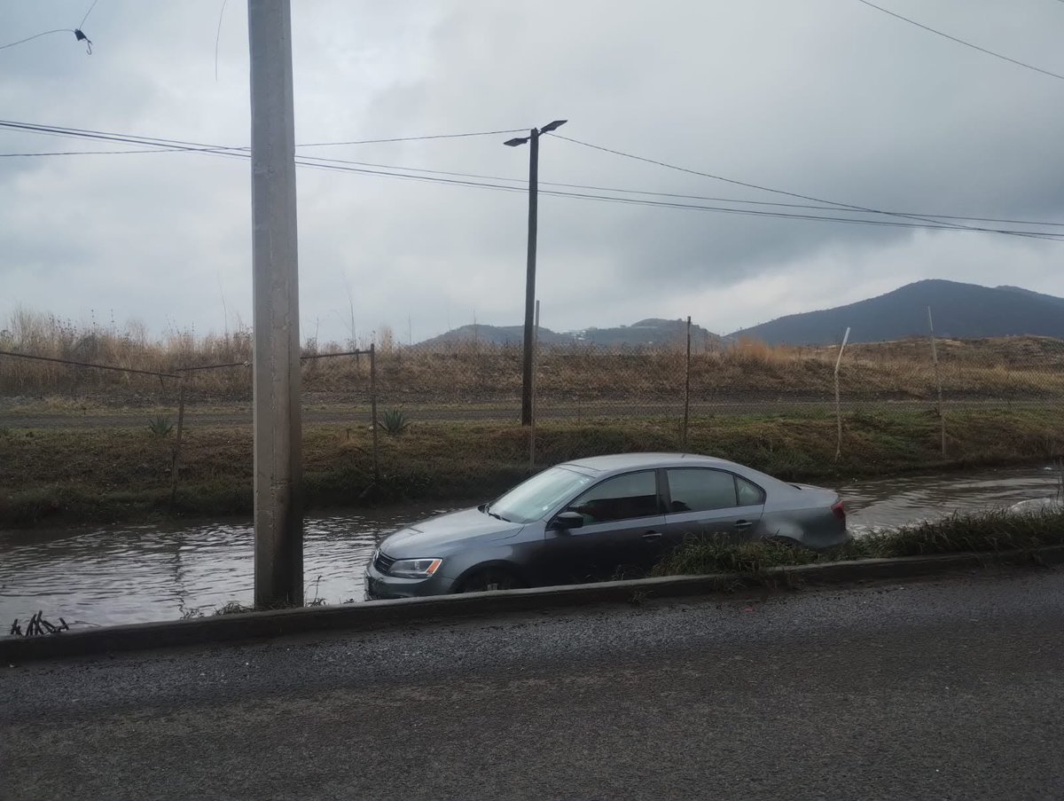 JenCalixto12's tweet photo. @GobAtizapan @Pedro_RVillegas 
Buen día 
Por favor necesitamos ayuda para destapar esta inundación de 70 cm aprox de profundidad, se han quedado carros y motos, los vecinos nos tenemos que salir en sentido contrario y representa un riesgo para todos 
Esto a orillas de Nicolás R. https://t.co/fOzMSnaBZt