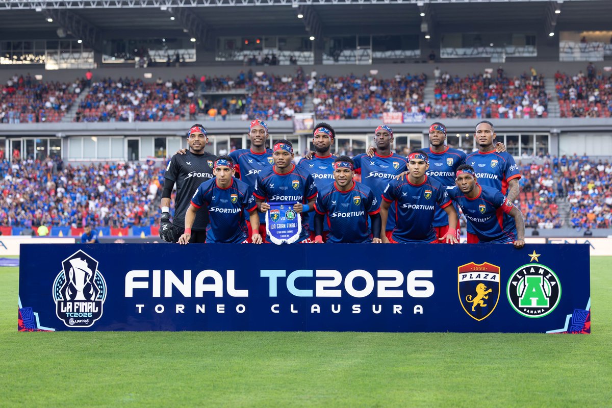 alianzafc's tweet photo. 𝗙𝗘𝗟𝗜𝗖𝗜𝗧𝗔𝗖𝗜𝗢𝗡𝗘𝗦 𝗔𝗟 𝗖𝗔𝗠𝗣𝗘𝗢𝗡
@cdplazaamador 
No hay buena final, sin un buen rival...
Dejamos la piel en la cancha como los grandes, nuestras aficiones gritaron por 120 minutos y los protagonistas principales, los 22 jugadores, nos regalaron un partido épico https://t.co/scFiA0DL56