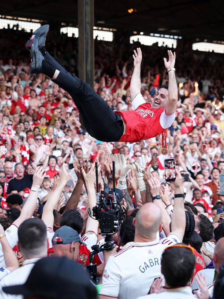 Dnetblaster's tweet photo. This looks like AI though 🙄

……but congratulations to Arsenal. This was well deserved. 

This picture shows resilience, belief, patience, trust, faith and promise fulfilled.

22 years has been along time so let’s restart the count from one 😁 https://t.co/JGqWaUs0oN