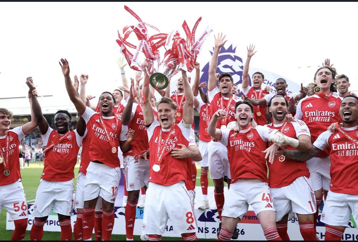 rencloudss's tweet photo. My club ❤️🤍❤️🤍❤️ https://t.co/cdBpJuOw69