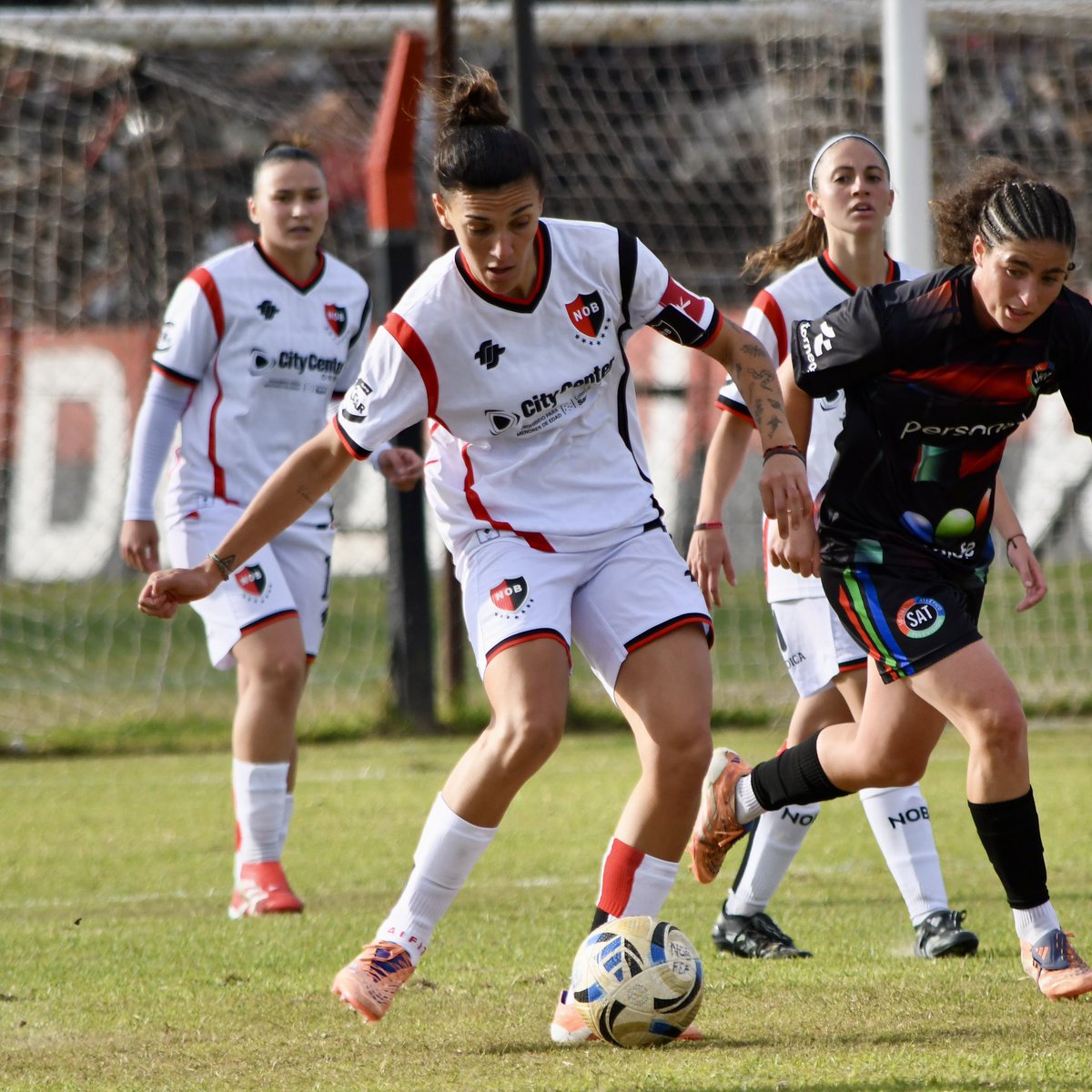 NewellsFem's tweet photo. ¡En marcha el segundo tiempo!

#Newells 0-0 SAT

🔁 Ingresan Sequeira y Cepeda en remplazo Hernández y Romero. https://t.co/naOvlzlqO5