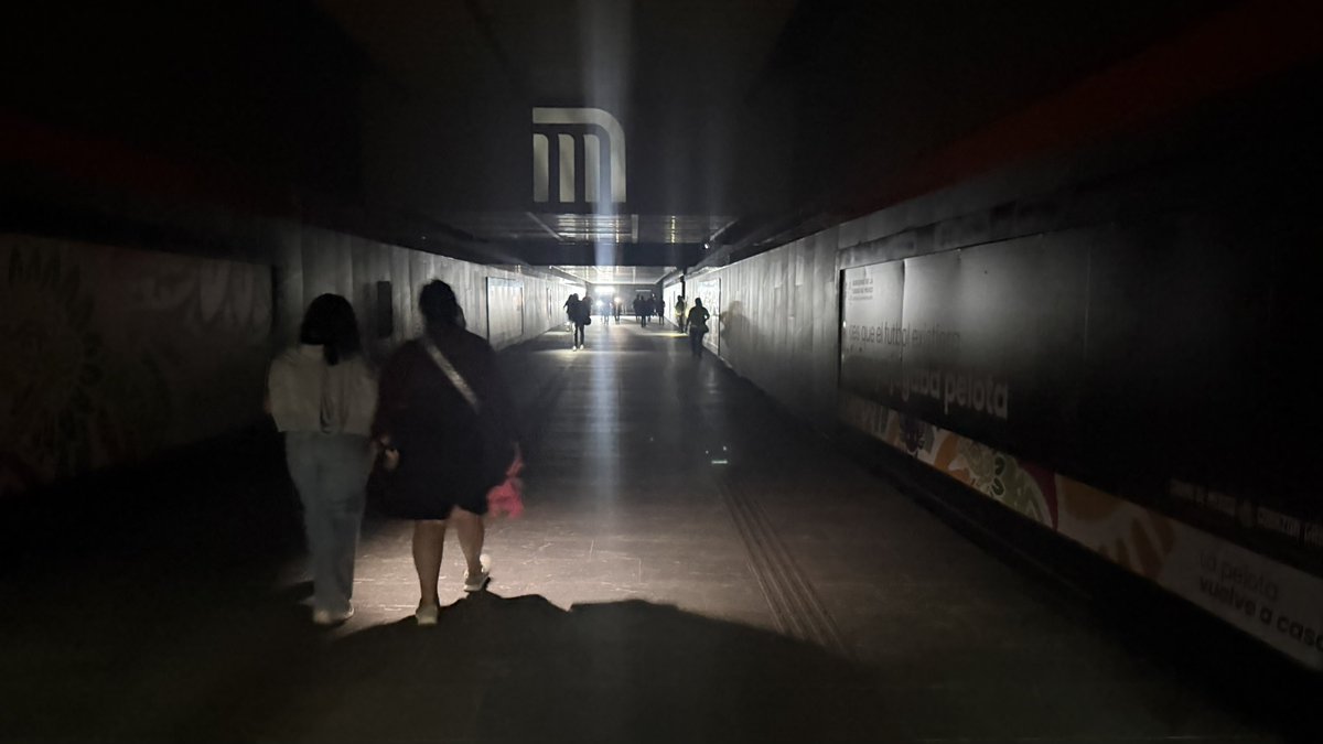 geradav89's tweet photo. Nueva experiencia en el metro, paneles negros y nuevas luces que no funcionan menos mal arreglaron la estación auditorio del @MetroCDMX , https://t.co/rWu8Xaua3w