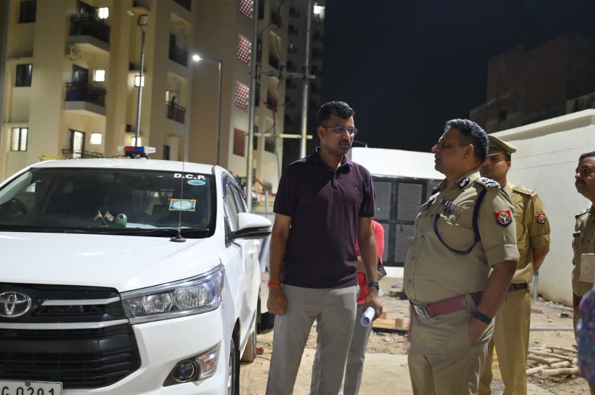 mohammadwaris_'s tweet photo. आगरा- आज दिनांक 24.05.2026 को पुलिस कमिश्नर आगरा @DeepakKumarIPS द्वारा @DCPCityAgra व एसीपी सदर के साथ पुलिस क्लब के निर्माणाधीन भवनों का भ्रमण कर निरीक्षण किया एवं सम्बन्धित को दिये आवश्यक दिशा निर्देश,@Uppolice
@adgzoneagra @dgpup @CMOfficeUP https://t.co/8GC125yA6a