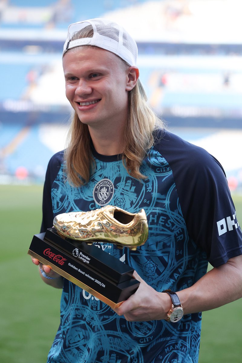 PFA's tweet photo. It's what he does. 

The Premier League Golden Boot winner for the third time in four seasons. 🔥 https://t.co/XqAJY5FIK7