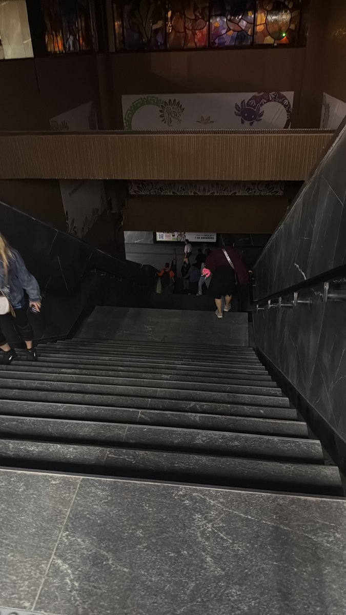 geradav89's tweet photo. Mínimo pongan lámparas en la escalera la gente no puede bajar porque no ve nada https://t.co/zBojG2h91D