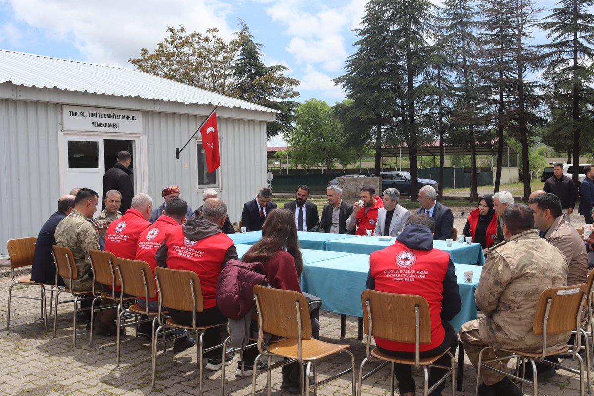 NaimTan12's tweet photo. 📍49. Komando Tugay Komutanlığı

“33. Eri Anma Programı” kapsamında düzenlenen yemek programında, 8. Kolordu Komutanımız Tümgeneral Ümit Durmaz ile bir araya gelerek sohbet etme imkânı bulduk. 

Kıymetli Komutanımıza göstermiş oldukları yakın ilgi ve alakalarından dolayı teşekkür ederiz.

@BingolAsavVakfi 
@islamaksakalli 
@svaran80 
@0612Kartal96939 
@YasinC68825 
@ebrar_can 
@ibrhimsehitoglu 
@tmnali
@VahapAri1027470