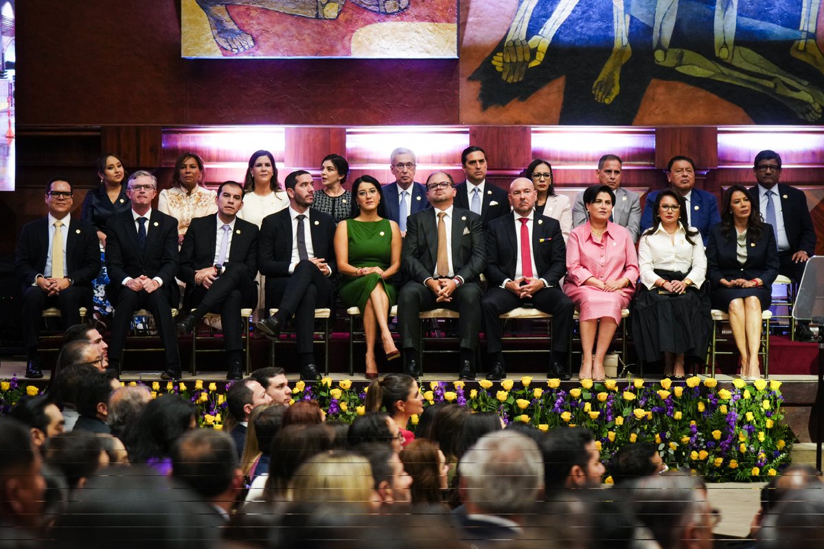 CynthiaGelliber's tweet photo. 🗓️ 24 de mayo 2026: Informe a la Nación 🇪🇨📄

El mensaje del presidente @DanielNoboaOk fue claro: construimos un Nuevo Ecuador con obras, resultados y beneficios para las familias ecuatorianas.

Un país con más empleo, porque un trabajo digno es la base de una familia fuerte.

Un #Ecuador que apuesta por sus jóvenes, porque son el presente que lidera y transforma la Patria. 

Nuestros  programas sociales dan lo más importante: vivienda, seguridad y formación profesional. El camino está marcado y no hay vuelta atrás. Seguimos adelante con firmeza 🇪🇨

#ElNuevoEcuador
#ElGobiernoATuLado
 #AdelanteConFirmeza