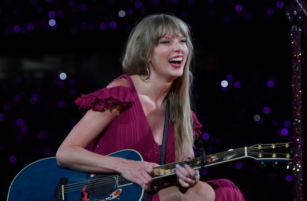 SiteDrakeBrasil's tweet photo. Drake empata com Taylor Swift e se tornam os artistas solo com o maior número de álbuns em #1 na HISTÓRIA da Billboard 200 (ambos com 15). https://t.co/Ge1BoE9ckD