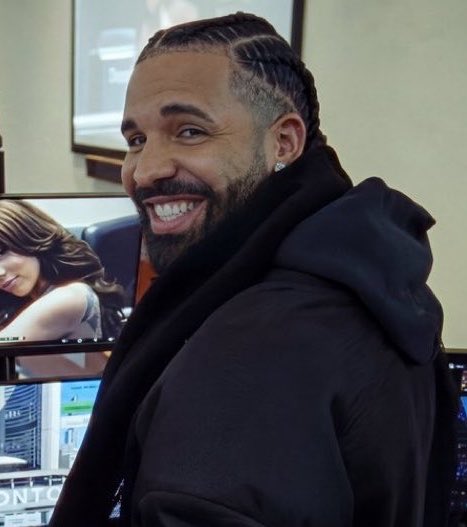 SiteDrakeBrasil's tweet photo. Drake empata com Taylor Swift e se tornam os artistas solo com o maior número de álbuns em #1 na HISTÓRIA da Billboard 200 (ambos com 15). https://t.co/Ge1BoE9ckD