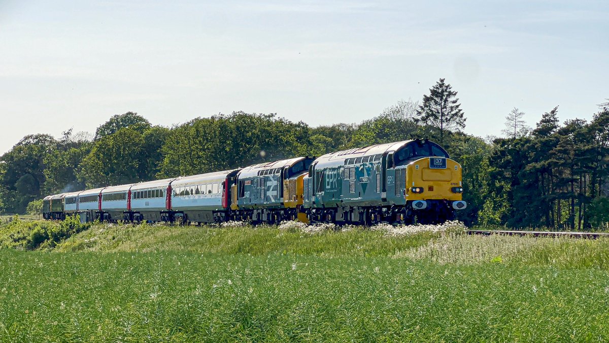 GeorgeBeany978's tweet photo. The lash-up to end Day 2
Visitors 37611 'Pegasus' and 37407 'Blackpool Tower' with 47596 and 33202 on the rear of the set head over Crownthorpe Bridge nearing the end of the 17:10 Dereham - Wymondham service. 37611 adorned with the Class 37 Loco Group headboard. https://t.co/DNSTPVXcmB