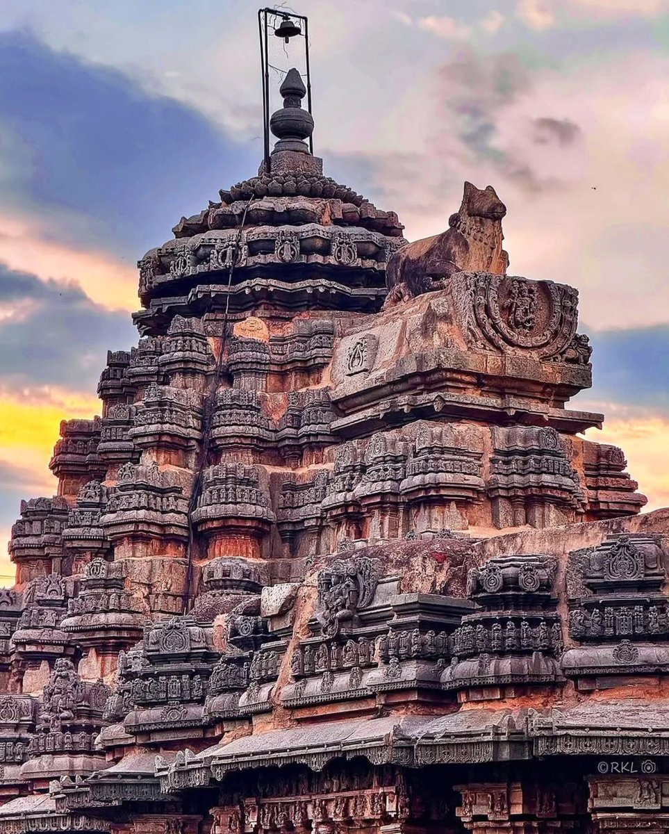 TempleTrails's tweet photo. 🚩 Sri Chandramouleshwara Temple, Arasikere.
Built in the early 13th century during the reign of Hoysala king Narasimha II,dedicated to Lord Shiva in his Chandramouleshwara form. True to Hoysala craftsmanship,it’s not just a place of worship but a canvas of artistic brilliance🚩 https://t.co/1Osxjar1hI