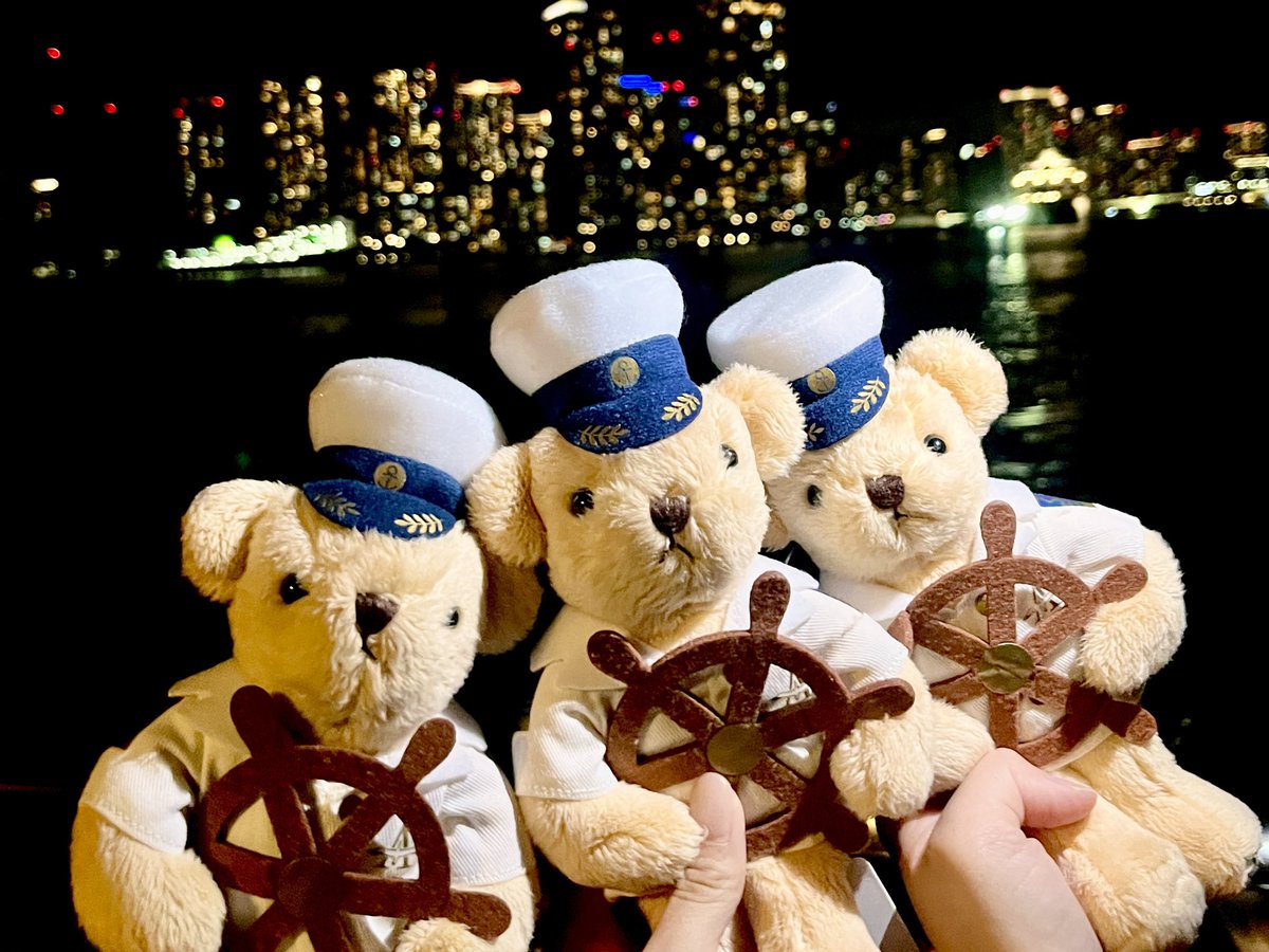 M_Chihiro0804's tweet photo. #演劇ごはん 

ザクルーズクラブ東京×演劇ごはん

本日もご乗船いただきありがとうございました！🛳️🌈✨

初めてのお客さまもたくさん。
楽しんでいただけて嬉しいですね☺️

本日は劇団あさごはんのメンバーぴのが来てくれて、出演スタッフお客さまというみんな違う立場で3名あさごはんメンバーが集結しました！🥴❤️

非日常な場所で好きなメンバーに逢えると
やっぱり嬉しいねーー💃🕺✨

しかもなんとですね！
お客さまにクルーズクラブのくまさんをおそろっちで買っていただいたので、3人で映える写真を撮りまくったよ🥺🫶

嬉しいー！かわいすぎるー！🐻🐻‍❄️

ザクルーズクラブ東京さんの受付で販売中なので
クルーズ前にご購入のうえ、こんな写真を撮るのめちゃくちゃおすすめです！
@the_cruise_club_tokyo 

すごく心地良い陽気だしね〜🥰
お昼でも映えそうなくまさん水兵さん🌈

・・

私がこの『ザクルーズクラブ東京×演劇ごはん』に
スタッフとして関わって6月で1年👆

いつも楽しい時間をありがとうございます！

どんな時も素敵なおもてなしをしてくださり
陽気で優しいスタッフの方々。
さすがおもてなしのプロフェッショナルたち✨

しばらくお会い出来ないかと思うと寂しくて仕方ないよー😭

レディークリスタルでの演劇ごはんは、
残すところ6月の3公演のみ！
予約もかなり限られてます😣

私はスタッフでフル参加です！🫡
お待ちしてます🚢🌈🌈