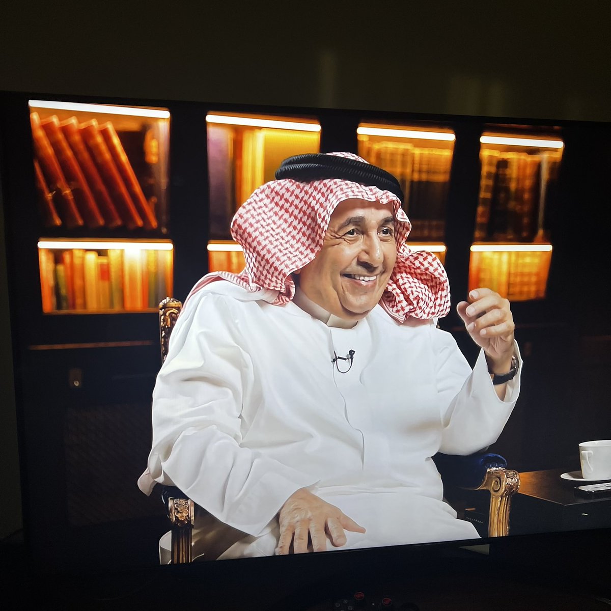 ManalBakathir's tweet photo. طفل في الابتدائي .. 

يتوفى أبوه وهو عمره حوالي ٦ أو ٧ سنوات 
ينتقل من الحي اللي انولد فيه 
يدخل مدرسة تبعد عن بيته ٣ كيلو ويروح لها مشي ولا بقلّاب مع الجيران (صاحب القلاب إذا حب يمزح معاهم يكبهم) 
يشوف اصحابه ينضربوا فلكة في المدرسة (على أغلاطهم في المدرسة وخارجها) 

لا قلق
ولا اكتئاب 
ولا نوبات هلع 
ولا دادي مامي ايشوز 

والله نفسي أفهم ليش زادت المشاكل النفسية لمن صارت الحياة مريحة .. !!

مستمتعة جدا بالمشاهدة مع تحياتي للأستاذ داود

@alshiriandawood