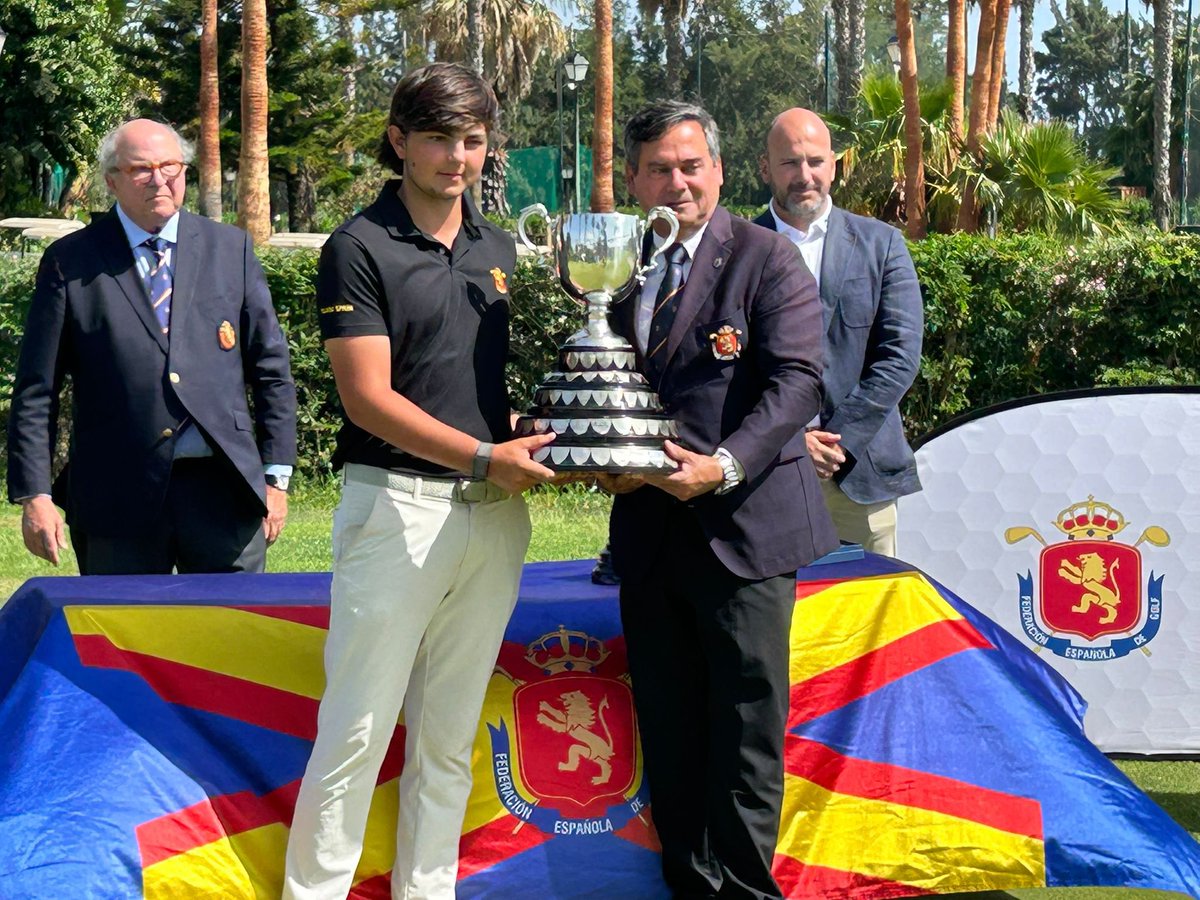 golf76com's tweet photo. La foto del campeón recibiendo su trofeo. ¡Olé, Nico! https://t.co/1iGAy6Zp6X