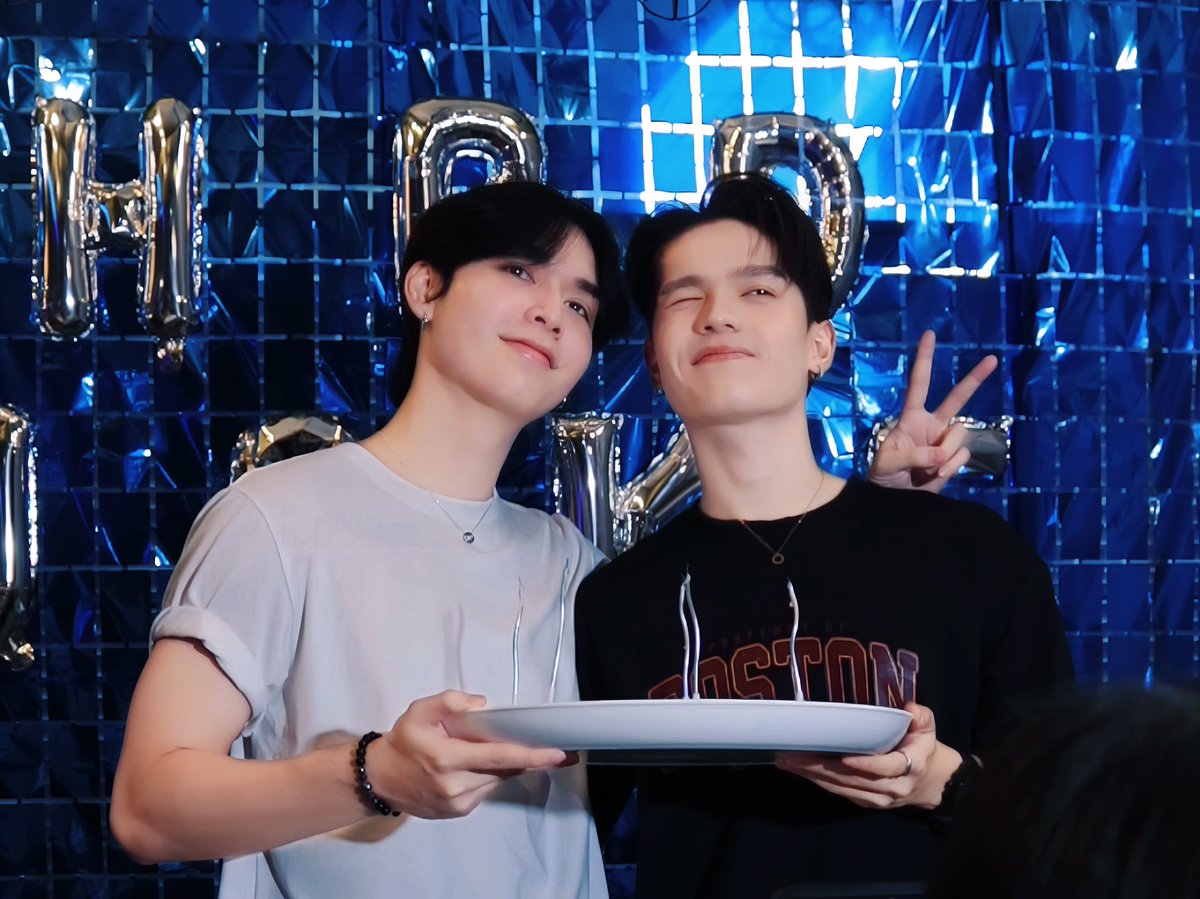 Ratchanon_fans's tweet photo. เซอร์ไพรซ์ครับบบบ มีคนรู้ใจมาBIRTHDAY กันด้วย🤍🫶🎂

 #JokeBirthdayFanmeet2026 https://t.co/8aGBwP7pBV