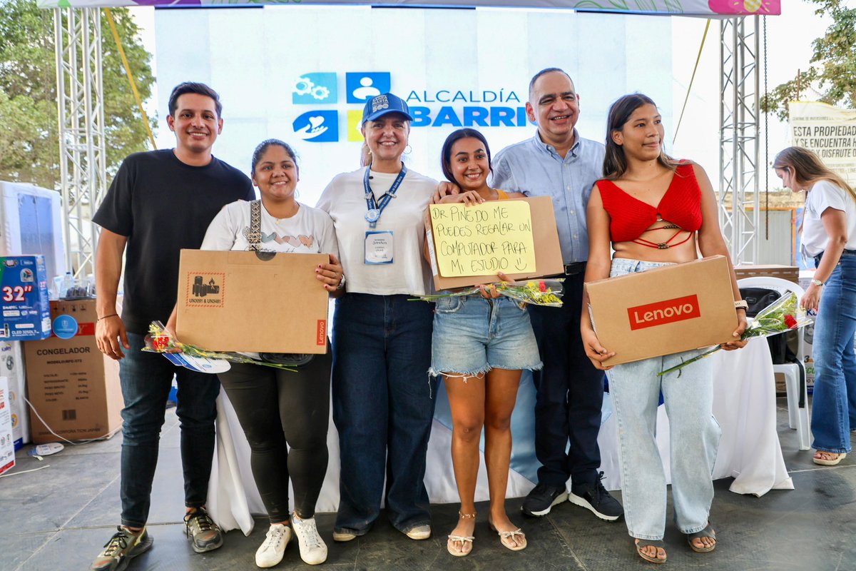 CarlosPinedoC's tweet photo. Servicios de salud, empleo, educación, atención social, rumbaterapia, talleres, mercados y premios hicieron parte de esta jornada pensada para ustedes.
Juntos, seguimos cerrando brechas y #TransformandoSantaMarta https://t.co/mjNEH4Ov6I