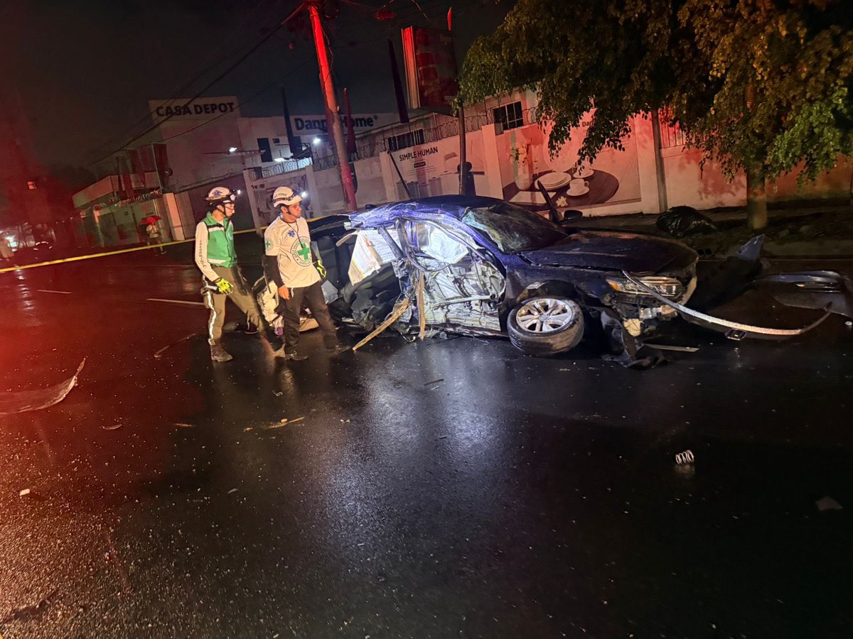 RED_Informa_SV's tweet photo. 🚨#AlertaSV || Tres personas murieron, esta madrugada, en un fuerte accidente vial ocurrido sobre el bulevar Orden de Malta, en la colonia Santa Elena, en #AntiguoCuscatlán, producto de la excesiva velocidad y lo mojado de la vía:
Más detalles:
👉🏼 https://t.co/bhlGCRDGG6 https://t.co/EKT4SvvQrj