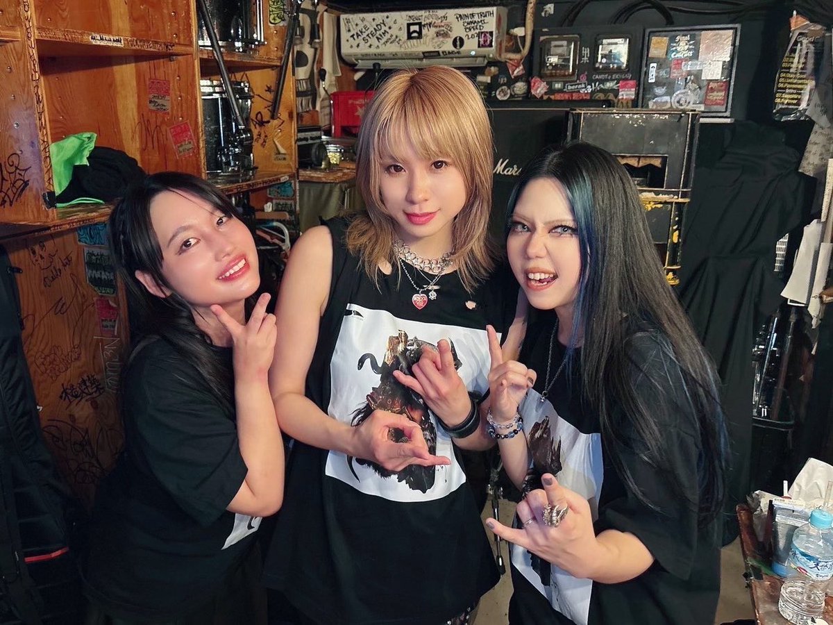 regan_shout's tweet photo. 黒舞台ご来場いただき有難うございました🎪
ANTIKNOCK編は約2年振りの「ありーがん」登場でお祭り的でしたね🎆
大変な歌割り&amp;無茶振りにも楽しそうに対応してくれたありちゃんはやっぱりライブに生きる女！頼もしい🔥
またパフォーマンスや関係性が深まった🌱
みんなも喜んでくれました🎉ありがとう❤️‍🔥 https://t.co/71wft7GP5t