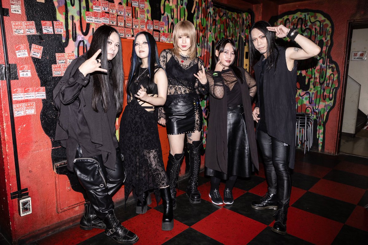 regan_shout's tweet photo. 黒舞台ご来場いただき有難うございました🎪
ANTIKNOCK編は約2年振りの「ありーがん」登場でお祭り的でしたね🎆
大変な歌割り&amp;無茶振りにも楽しそうに対応してくれたありちゃんはやっぱりライブに生きる女！頼もしい🔥
またパフォーマンスや関係性が深まった🌱
みんなも喜んでくれました🎉ありがとう❤️‍🔥 https://t.co/71wft7GP5t