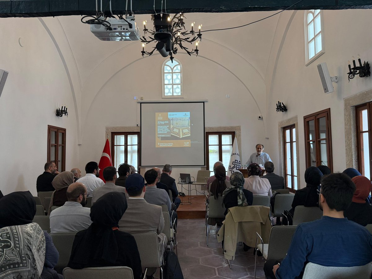 yekgovtr's tweet photo. TÜYEK Yazma Mushaflar Dairesi Başkanlığımız, mushaf tarihiyle ilgili yeni sayfalar açmaya ve temel konuları gündeme getirmeye devam ediyor.

TÜYEK Yazma Mushaflar Dairesi İlim Heyeti Başkanı M. Emin Maşalı Hocamız, üzerinde yeterince durulmayan bir meseleyi; “Kur’an İlimleri Zâviyesinden Mushaf-ı Şerîf: İmlâ, Noktalama, Harekeleme” konusunu ele alarak önemli tespit ve tekliflerde bulundu.

Kurum Başkanımız Coşkun Yılmaz’ın katılımıyla cuma günü saat 14.00’te gerçekleşen programda, misafirlerimizin soruları da bu konularla ilgili araştırma ve değerlendirmelere duyulan ihtiyacı ortaya koydu.

Program sonrasında Başkanımız Coşkun Yılmaz, manasını, mahiyetini, ruhunu, erkanını, adabını, örfünü ve geleneğini ihya temennisi ve duasıyla kurum çalışanlarımızla bayramlaştı.

M. Emin Maşalı Hocamıza, değerli misafirlerimize ve emeği geçen herkese teşekkür ediyoruz.