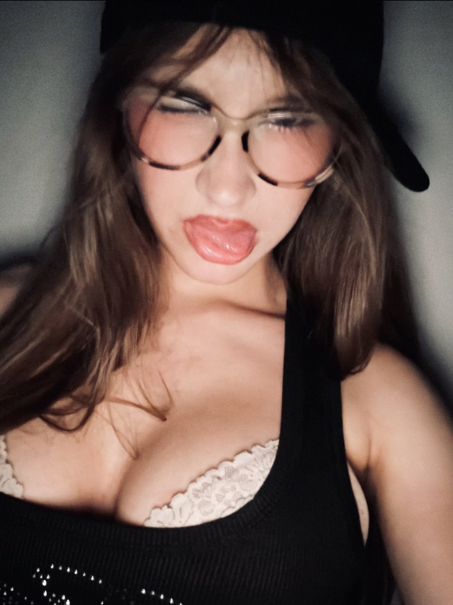 miss minion tweet media