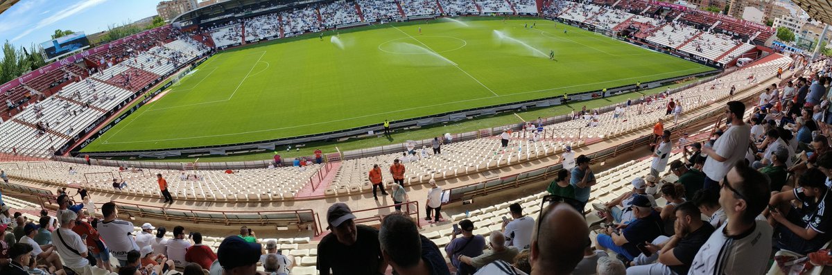 casty85's tweet photo. Descanso en el Carlos Belmonte y prácticamente todo Marcador se va a protegerse del Sol debajo de las gradas...

No solo nos perjudican en jugar los lunes y los viernes, sino en los horarios de los fines de semana.

#NoAlFutbolModerno https://t.co/rcHaSDtsW4