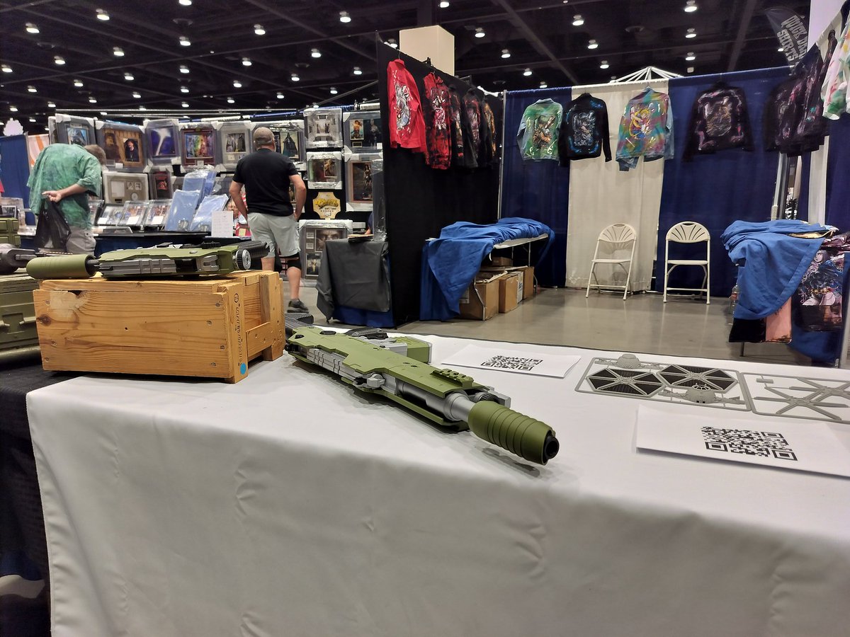 GuardTm's tweet photo. Time to close out our first con booth. Just me and my brother against the bustling crowd :P https://t.co/XzNWauqYZr