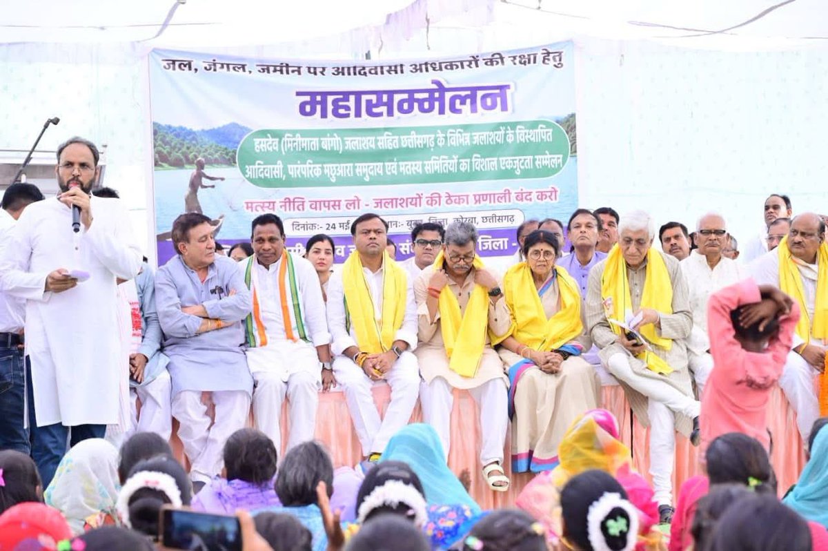 alokshuklacg's tweet photo. विस्थापित आदिवासी मछुआरा समुदायों ने अधिकारों की लड़ाई तेज  करने का लिया संकल्प 

ग्राम बुका, तहसील पोड़ी उपरोड़ा, जिला कोरबा में आज मिनीमाता हसदेव बांगो बांध से विस्थापित 58 ग्रामों की 22 मछुआरा समितियों के संगठन विस्थापित आदिवासी हसदेव जलाशय संघर्ष समिति द्वारा छत्तीसगढ़ प्रदेश कांग्रेस कमेटी के साथ मिलकर राज्य स्तरीय महासम्मेलन आयोजित किया गया। यह महासम्मेलन 1000 हेक्टेयर से अधिक जल क्षेत्र वाले जलाशयों को ठेका प्रणाली में देने वाली मत्स्य नीति के विरोध में आयोजित किया गया।
कार्यक्रम की अध्यक्षता छत्तीसगढ़ प्रदेश कांग्रेस कमेटी के अध्यक्ष श्री दीपक बैज ने की। मुख्य अतिथि छत्तीसगढ़ विधानसभा के नेता प्रतिपक्ष डॉ. चरण दास महंत रहे। विशिष्ट अतिथि के रूप में पूर्व उप मुख्यमंत्री श्री टी.एस. सिंहदेव, कोरबा सांसद श्रीमती ज्योत्सना चरण दास महंत सहित कांग्रेस पार्टी के विधायकगण उपस्थित रहे।

सभा को संबोधित करते हुए नेता प्रतिपक्ष डॉ. चरण दास महंत ने वन अधिकार मान्यता कानून 2006 के महत्व को रेखांकित करते हुए कहा कि यह कानून आदिवासियों को उनके अधिकार दिलाने के लिए लाया गया था। उन्होंने कहा कि आदिवासियों के सामुदायिक अधिकारों में जल संसाधन भी शामिल हैं, लेकिन भाजपा सरकारों ने इन अधिकारों की अनदेखी की है। उन्होंने भरोसा दिलाया कि विस्थापित आदिवासी मछुआरा समुदाय के अधिकारों के लिए वे पूरी मजबूती से खड़े हैं और मत्स्य नीति में बदलाव की लड़ाई को आगे बढ़ाएंगे।

कार्यक्रम की अध्यक्षता कर रहे प्रदेश कांग्रेस अध्यक्ष श्री दीपक बैज ने कहा कि छत्तीसगढ़ जैसे आदिवासी बहुल राज्य में आदिवासियों के अधिकारों पर लगातार हमला हो रहा है। बस्तर में लौह अयस्क खनन और उत्तर छत्तीसगढ़ में कोयला खनन के नाम पर आदिवासी समुदायों के साथ अन्याय हो रहा है। उन्होंने कहा कि कांग्रेस विस्थापित आदिवासी मछुआरा समुदायों की इस लड़ाई के साथ खड़ी है और उन्हें न्याय दिलाने के लिए संघर्ष जारी रखेगी।

पूर्व उप मुख्यमंत्री श्री टी.एस. सिंहदेव ने कहा कि कांग्रेस सरकार ने वर्ष 2022 में पेसा कानून लागू कर ग्राम सभा को सशक्त बनाने का काम किया था, लेकिन वर्तमान सरकार इस कानून को प्रभावी ढंग से लागू करने में विफल रही है। उन्होंने कहा कि पेसा कानून ग्राम सभा को अपनी पारंपरिक सीमा में आने वाले जल, जंगल और जमीन पर निर्णय लेने का अधिकार देता है। ग्राम सभा की अनुमति के बिना जल क्षेत्रों को ठेके पर देना कानून का उल्लंघन है।

सांसद श्रीमती ज्योत्सना चरण दास महंत ने कहा कि विस्थापित आदिवासी मछुआरा समुदाय ने 10 महीने पहले भी उन्हें अपने आंदोलन में बुलाया था। उस समय उन्होंने आंदोलन में शामिल होकर राज्य शासन को पत्र लिखा था और अवगत कराया था कि वन अधिकार मान्यता कानून 2006 का उल्लंघन हो रहा है। उन्होंने कहा कि जल पर स्थानीय आदिवासी समुदायों का अधिकार है और मत्स्य नीति में तत्काल संशोधन किया जाना चाहिए। उन्होंने आश्वस्त किया कि वे आगे भी इस लड़ाई में समुदाय के साथ रहेंगी।
मछुआरा के समिति के अध्यक्ष फिरतु मिंजवार ने कहा कि मत्स्य नीति के नियमों का उल्लंघन करते हुए मत्स्य महासंघ ने बागों जलाशय का ठेका 10 सालों के लिए दे दिया जिसका हम पिछले डेढ़ साल से विरोध कर रहे है हमने हमारा जल हमारा अधिकार का नारा के तहत अपने अधिकार के लिए लड़ना है 
मछुआरा समिति के संयोजक सदस्य ऋषि ने कहा कि विस्थापित आदिवासी मछुवारा समितियों का ठेकेदार शोषण कर रहे है जिसके लिए हम मत्स्य नीति को बदलने की मांग को लेकर यह लड़ाई लड़ रहे है जब तक वन अधिकार कानून के अनुरूप बागों बांध के विस्थापित आदिवासी मछुआरा समुदाय को उनके जलाशय पर अधिकार नहीं मिल जाते तब तक यह आंदोलन जारी रहेगा 
मंच का संचालन करते हुए छत्तीसगढ़ बचाओ आंदोलन से आलोक शुक्ला ने कहा कि यह हसदेव के आदिवासी पिछले एक दशक से जल जंगल और जमीन को बचाने की लड़ाई लड़ रहे है पूरे प्रदेश में वन अधिकार कानून और पेसा कानून का उल्लंघन कर आदिवासियों के अधिकारों को दरकिनार कर छत्तीसगढ़ के खनिज को लूटा जा रहा है । 
महासम्मेलन में वक्ताओं ने एक स्वर में कहा कि जलाशयों को बाहरी ठेकेदारों को सौंपने की नीति विस्थापित आदिवासी और पारंपरिक मछुआरा समुदायों के आजीविका अधिकारों, वन अधिकार कानून 2006 और पेसा कानून के खिलाफ है। सम्मेलन में मांग की गई कि मत्स्य नीति में तत्काल संशोधन किया जाए, जलाशयों की ठेका प्रणाली समाप्त की जाए और वनभूमि पर स्थित छोटे-बड़े सभी जलाशयों के लिए मछली पालन का सामुदायिक अधिकार पत्र स्थानीय ग्राम सभाओं एवं मछुआरा समितियों को प्रदान किया जाए 
जारीकर्ता:
विस्थापित आदिवासी हसदेव जलाशय संघर्ष समिति
जिला कोरबा, छत्तीसगढ़