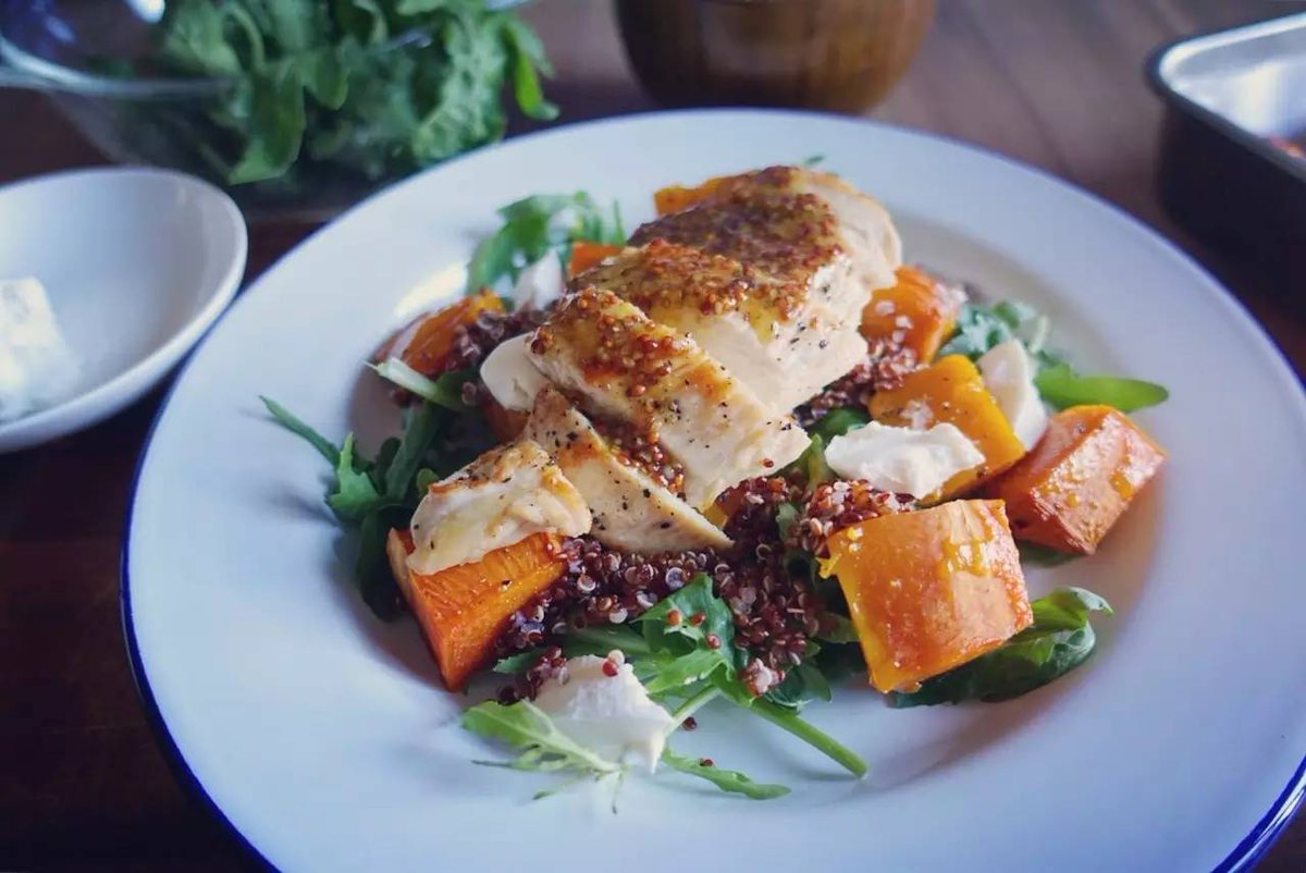 twojudiths's tweet photo. [New week, new healthy start! Try my go-to 15-min fat-burning meal: grilled chicken breast, quinoa, and roasted cherry tomatoes—light, tasty, and keeps you full longer  #FatLossMeal #HealthyEating]， https://t.co/chS4Kmi9lm
