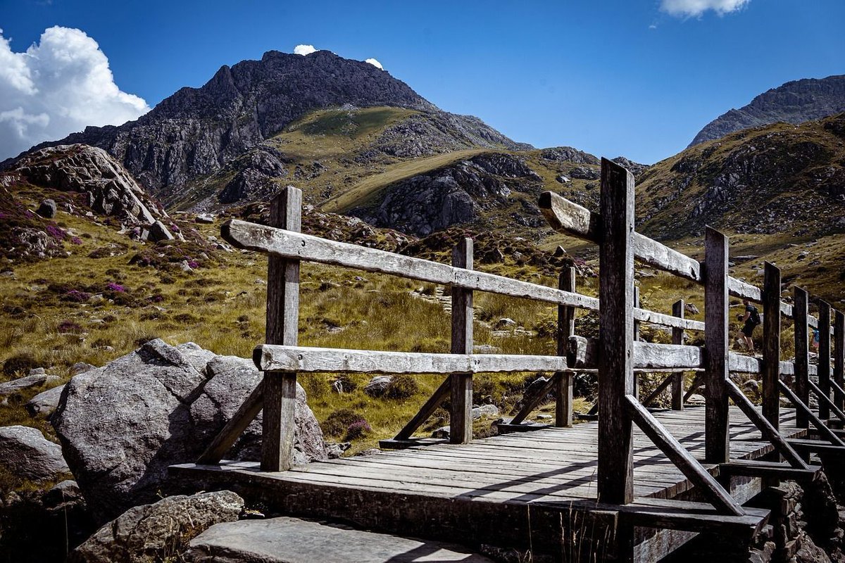 TheHolidayCots's tweet photo. 🏰✨ Explore North Wales from Nantcol ✨🏰

For those who love the outdoors, Snowdonia National Park offers endless days of scenic walking and unforgettable adventures surrounded by breathtaking landscapes. 🚶‍♂️⛰️

🛏️ Sleeps 7
https://t.co/rZgGLNyP40

#Nantcol #WelshCottage #Wales https://t.co/pdWcOZPsIF
