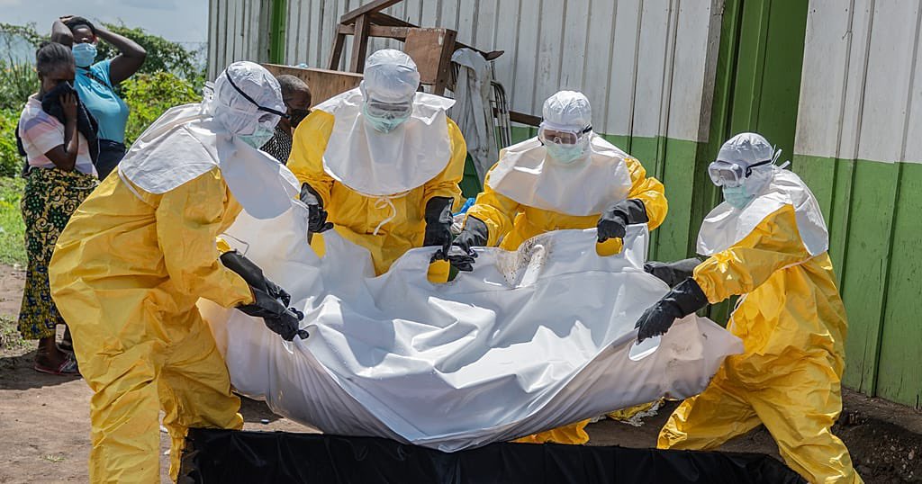 DrMick250's tweet photo. Icyorezo cya Ebola cyongeye kugaragara muri RD Congo ntabwo gisanzwe! 

Impamvu ni uko cyatewe n’ubwoko bushya bwa virusi ya Ebola bwitwa Bundibugyo (Bundibugyo Ebola Virus) mu gihe ibiheruka byaterwaga n’iyitwa Zaire Ebolavirus 

Kugeza ubu nta muti, nta rukingo bya Bundibugyo ebola Virus Disease (BVD) kandi irica cyane (CFR hagati ya 25-40%). 

Igishoboka ubu ni ukwirinda, twirinda ingendo mu duce irimo, tunoza isuku kandi ugaragaje ibimenyetso akihutira kwegera inzego z’ubuzima. 

Umuntu wanduza ni uwagaragaje ibimenyetso, binyuze mu matembabuzi. 

Ntabwo yandurira  mwuka. Bisaba iminsi hagati y’2-21 kugira ngo uwanduye agaragaze ibimenyetso. 

Mu Rwanda nta murwayi wa Ebola uragaragara. Kwirinda birashoboka. 

Imana y’i Rwanda 🇷🇼 irarinda! 

CC: Sparks Science,  @RwandaHealth & @RBCRwanda