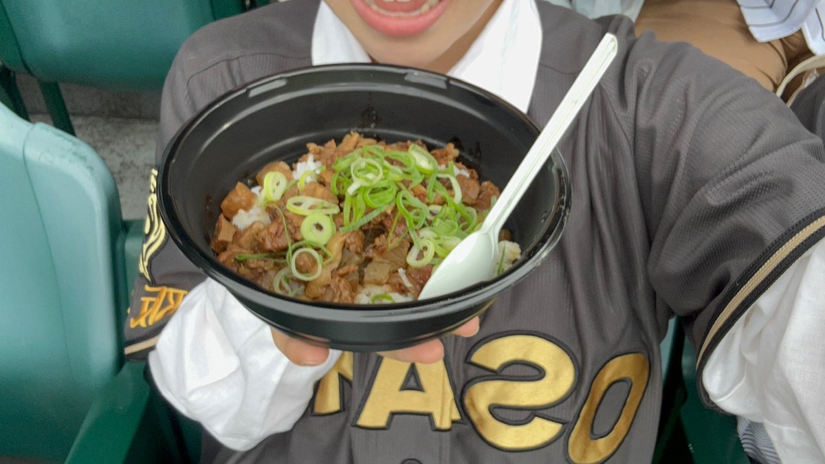 acccyou's tweet photo. ・ホームラン丼(東京ドーム)
→ガチで1番美味しい

・クレイジーポテト(東京ドーム/京セラ)
→上にかかってるソースがめちゃうま

・牛すじぼっかけ丼(甲子園)
→味濃いめ、関西名物だし食べて欲しい

・ジャンボ焼き鳥(甲子園)
→その名の通り大きくて食べ応え⭕️ https://t.co/zb2YhOsrbf