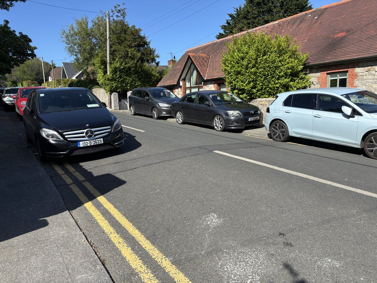 Any02445030's tweet photo. @GardaTraffic double parking on both sides of Seafield Road, Killiney - never had this before. Can you send a Garda out please https://t.co/sa6MCVAxJ2