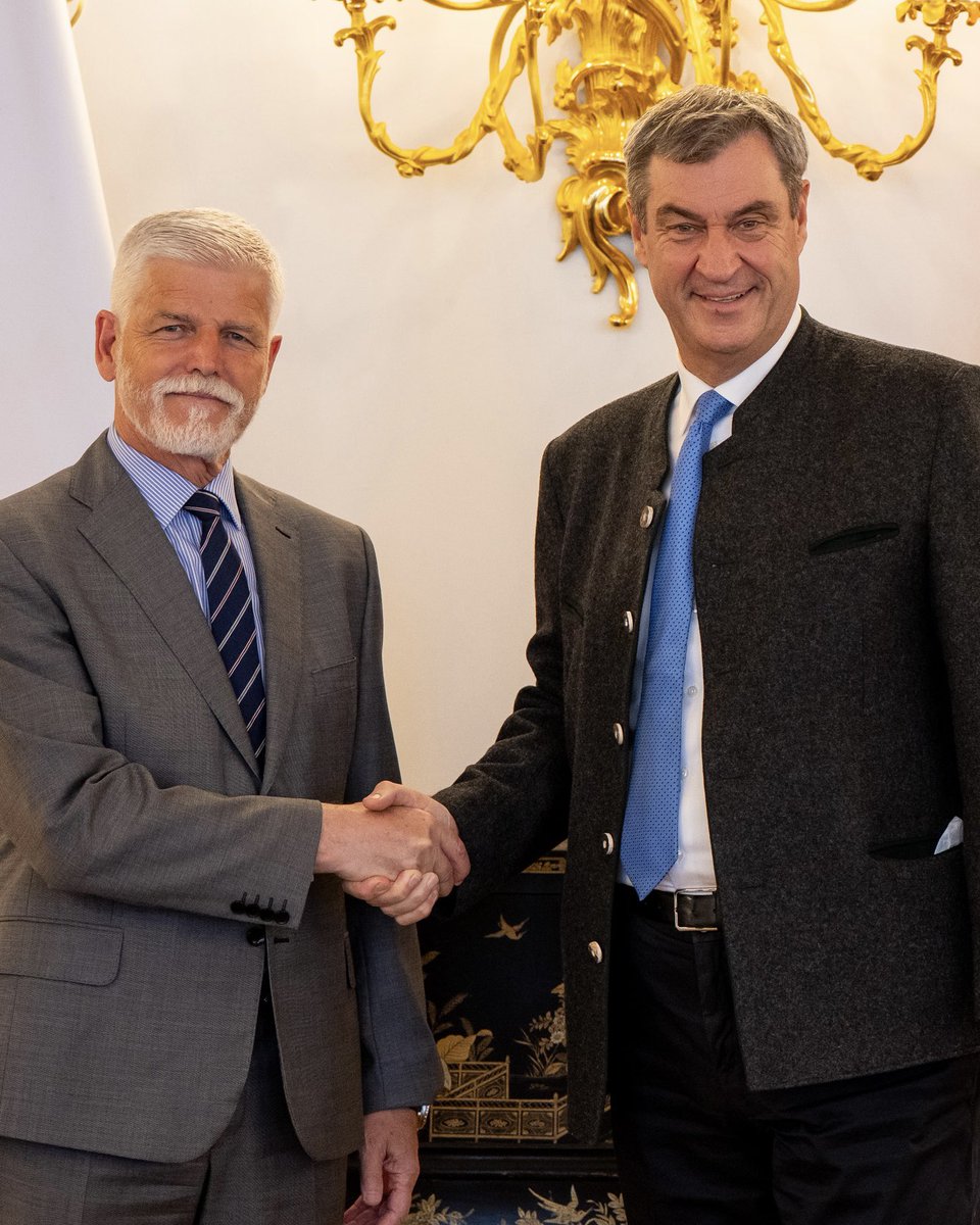 Markus_Soeder's tweet photo. Bayern und #Tschechien sind Freunde und Partner: Vielen Dank an Präsident Petr Pavel @prezidentpavel für die Einladung auf seinen Amtssitz in Prag. Bayern und Tschechien haben die letzten Jahre ein neues Kapitel der Zusammenarbeit aufgeschlagen. Das werden wir weiter intensivieren. Früher lagen unsere Länder am Rand der Blöcke – heute gestalten wir im Herzen Europas. Uns verbindet gemeinsame Kultur und ein großer Grenzraum. Wir pflegen grenzüberschreitende Partnerschaften etwa im Bereich Bildung, Hochschule und Wissenschaft – und beim Verkehr setzen wir uns für den Ausbau der West-Ost-Verbindungen mit Straße und Schiene ein. Bayern ist dabei auch ein Anwalt Tschechiens im Bund. Gerade in einer Welt im Wandel mit immer neuen internationalen Krisen und Kriegen brauchen wir Gemeinsamkeit in Europa. Das Wiedersehen mit Präsident Pavel war der freundschaftliche Abschluss einer wichtigen Reise nach Tschechien. Insbesondere der Sudetendeutsche Tag war ein Friedensfest mit einem wichtigen Signal für Freiheit und Versöhnung in #Europa.