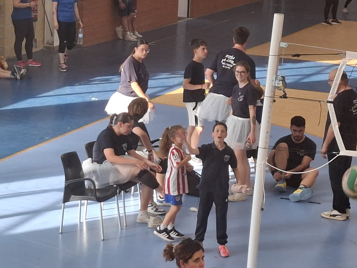 LALOMAMOSTOLES's tweet photo. Además de la gran afición que tuvimos y algún que otro descansito entre partidos… 😛 https://t.co/XMcy18ETJp