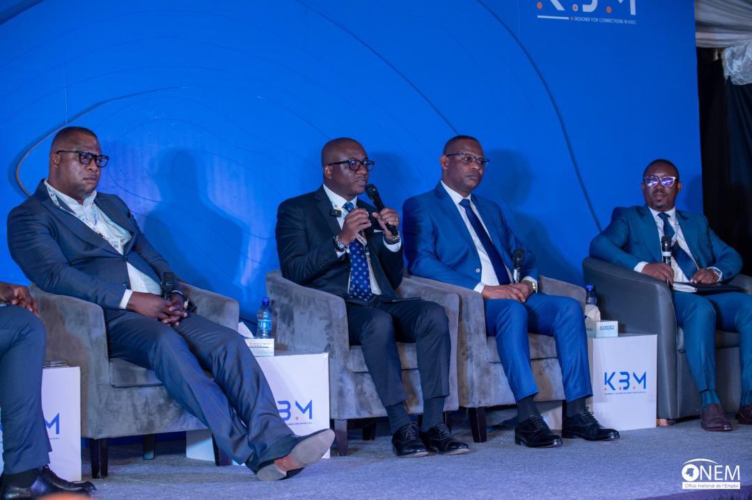 onem_cd's tweet photo. #KBM #Atelier : l’ONEM sensibilise les entreprises sur l’encadrement légal de l’emploi des étrangers en RDC

📍Kolwezi, 22 mai 2026 
En marge de la 7ᵉ édition du Katanga Business Meeting #KBM, l’Office National de l’Emploi #ONEM a pris part à un atelier stratégique organisé par la structure Expatman. Cette rencontre de haut niveau a réuni autorités publiques, responsables d’entreprises et experts autour du thème : « Séjour et travail des étrangers en RDC : cadre légal, responsabilités et risques ».

Présidé par le Ministre de l’Emploi et du Travail, Ferdinand Massamba Wa Massamba, l’atelier a permis d’aborder les défis liés à la régulation du marché de l’emploi dans un contexte marqué par la présence croissante d’une main-d’œuvre étrangère dans plusieurs secteurs stratégiques, notamment les mines, la sous-traitance et les services.

Dans son allocution, le Ministre de l’Emploi et du Travail a rappelé que la gestion du marché de l’emploi relève des prérogatives régaliennes de l’État. Il a insisté sur le respect strict des textes légaux encadrant l’embauche des travailleurs étrangers, tout en mettant en garde les entreprises contre les sanctions administratives et pénales prévues en cas de non-conformité. Selon lui, le respect de la réglementation constitue un levier essentiel pour préserver l’équilibre du marché du travail et protéger les intérêts de la main-d’œuvre nationale.

Intervenant au cours des échanges, le Directeur général de l’ONEM, Me Fanon Beya, a apporté plusieurs clarifications sur les obligations des employeurs en matière de recrutement. Il a notamment rappelé que tout avis de vacance de poste doit obligatoirement être visé par l’ONEM avant publication, conformément à l’arrêté ministériel portant réglementation des offres d’emploi en RDC.

Pour le Directeur général de l’ONEM, cette procédure vise non seulement à assurer la transparence dans le processus de recrutement, mais également à garantir une meilleure prise en compte des compétences locales avant tout recours à la main-d’œuvre étrangère.

« L’objectif est de promouvoir un recrutement équitable, transparent et conforme aux lois de la République, tout en favorisant l’accès des Congolais aux opportunités d’emploi », a-t-il expliqué devant les participants.

Les discussions ont également porté sur la question sensible des quotas de travailleurs étrangers dans certaines entreprises et secteurs d’activité. Plusieurs intervenants ont plaidé pour un meilleur équilibre entre l’expertise étrangère et la valorisation des compétences nationales, dans un contexte où la création d’emplois demeure une priorité pour les pouvoirs publics.

Au-delà du cadre réglementaire, l’ONEM a également mis en avant les outils numériques développés dans le cadre de sa modernisation. Me Fanon Beya a encouragé les employeurs à utiliser la plateforme digitale de l’Office, accessible via https://t.co/syCVxcjKco, qui permet notamment de publier des offres d’emploi, d’identifier des profils qualifiés et d’effectuer certaines démarches administratives en ligne.

Cette plateforme s’inscrit dans la stratégie de transformation numérique engagée par l’ONEM afin de moderniser les services publics de l’emploi, améliorer l’intermédiation entre employeurs et demandeurs d’emploi, et renforcer la transparence dans la gestion du marché du travail.

Par sa participation active au KBM 2026, l’ONEM confirme ainsi son rôle central dans l’assainissement et la régulation du secteur de l’emploi en République démocratique du Congo, tout en accompagnant les entreprises vers des pratiques de recrutement conformes aux exigences légales et aux priorités nationales en matière d’emploi. 
@Presidence_RDC 
@PrimatureRDC 
@MinEmploiTraRDC 
@FECRDC 
@Enabel_en_RDC 
@fanon_beya