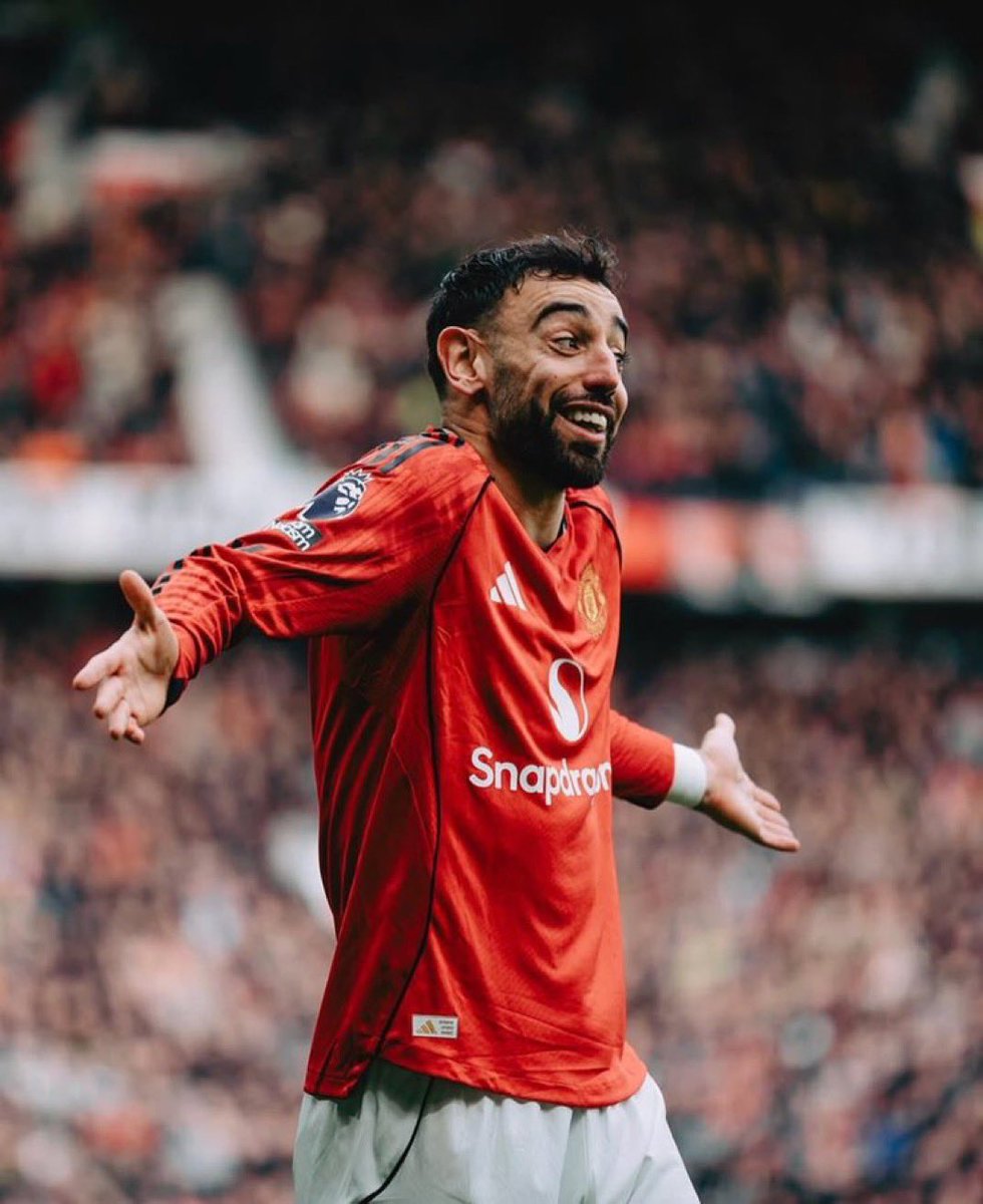 Hunain1878's tweet photo. The Greatest Ever PL Midfielder. 🪄 https://t.co/MWI7Kp865x