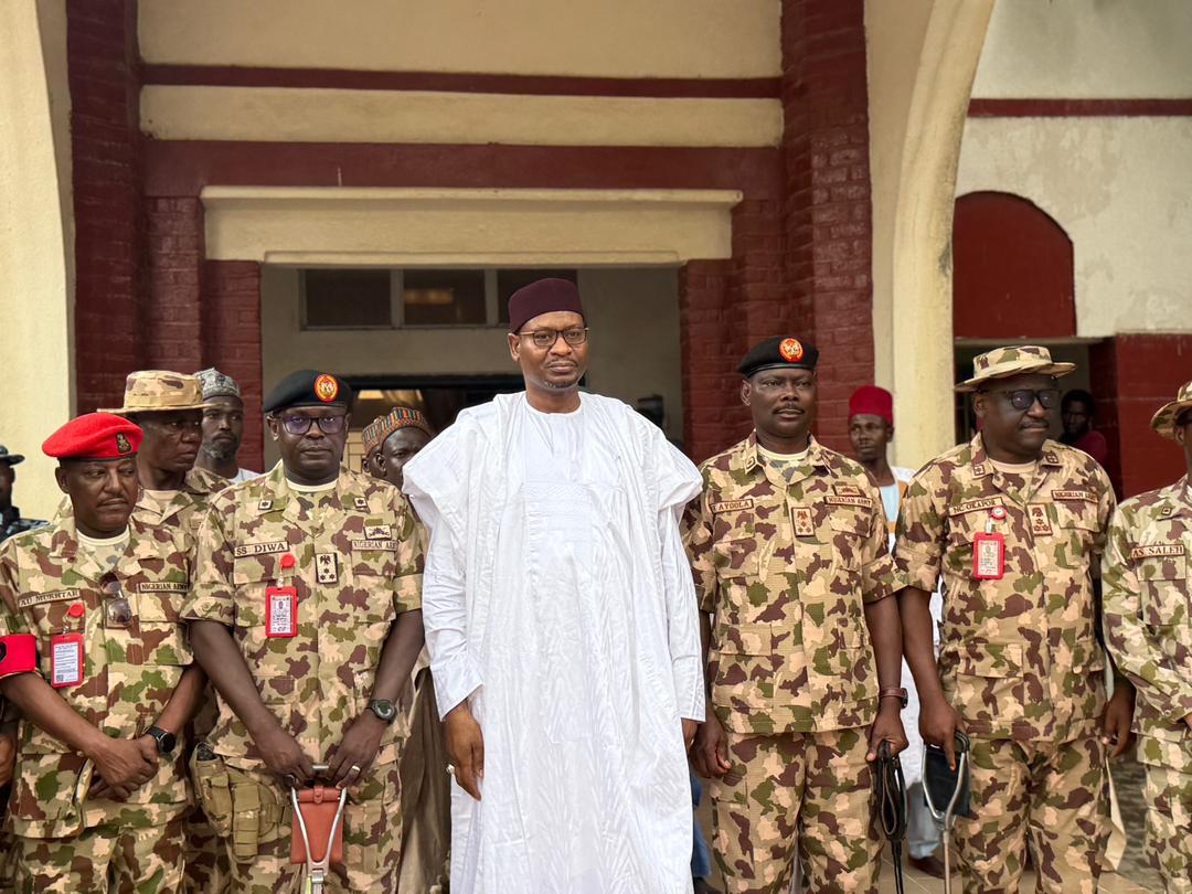 BamaCouncil's tweet photo. This afternoon, His Royal Highness The Shehu of Bama, (Dr.) Umar Kyari Umar El-kanemi, received the Acting GOC 7th Division of the Nigerian Army, Brigadier General SS Diwa, who was accompanied to the Palace by the Brigade Commander of 21 SAB Bama and other senior officers. https://t.co/C5xekctVWw