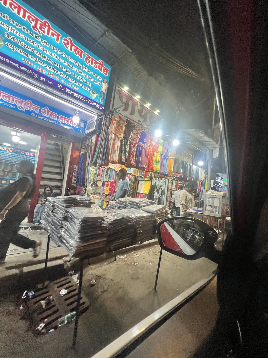 poojamets's tweet photo. There is no place to walk or drive on Akurli road, Hanuman Nagar, Kandivali East. And these thelas are illegally encroaching the road.. its not even on the footpath!!!! @mybmc @BhatkhalkarA @MTPHereToHelp @mayor_mumbai @MumbaiPolice https://t.co/uf6aGFnGzQ