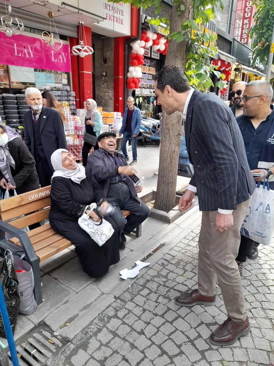 AnahtarPartiEsk's tweet photo. Bugün Eskişehir’in kalbi Hamamyolu’nda kurduğumuz etkinlik çadırımızda hemşehrilerimizle bayramlaştık, gönüllere dokunduk.

Samimiyetin, birlik ve beraberliğin hâkim olduğu bu güzel buluşmada bizlerle sohbet eden, desteğini ve sevgisini paylaşan tüm vatandaşlarımıza teşekkür ediyoruz.

Anahtar Parti olarak milletimizin arasında, vatandaşımızın yanında olmaya devam edeceğiz.
Bayramın; huzura, kardeşliğe ve dayanışmaya vesile olmasını diliyoruz. 🇹🇷

#milletinanahtarı #KurbanBayramı
@yavuzagiraliog @anahtarparti @caglarolce